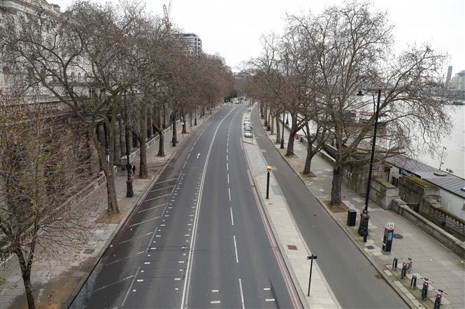 Cảnh vắng vẻ tại một tuyến phố ở thủ đô London, Anh trong bối cảnh các biện pháp hạn chế được áp dụng nhằm ngăn chặn sự lây lan của dịch Covid-19, ngày 29-12-2020. Ảnh: THX/TTXVN