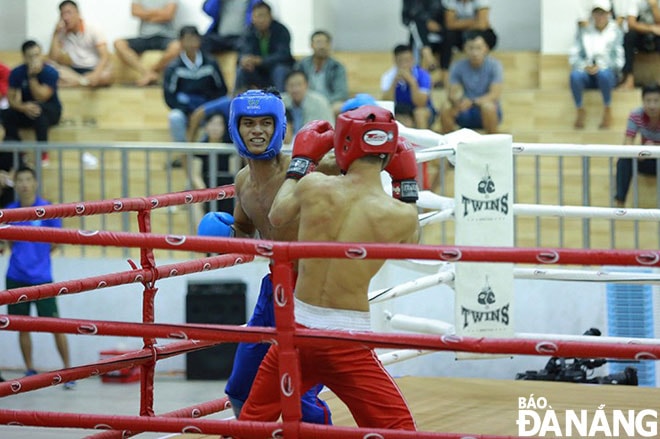 Đinh Dô Na (mũ xanh), một trong các VĐV xuất sắc của Boxing lẫn Kickboxing Đà Nẵng khi lần lượt giành được những thành tích đáng kể tại cả 2 giải Vô địch quốc gia 2020. Ảnh: VĂN TUẤN