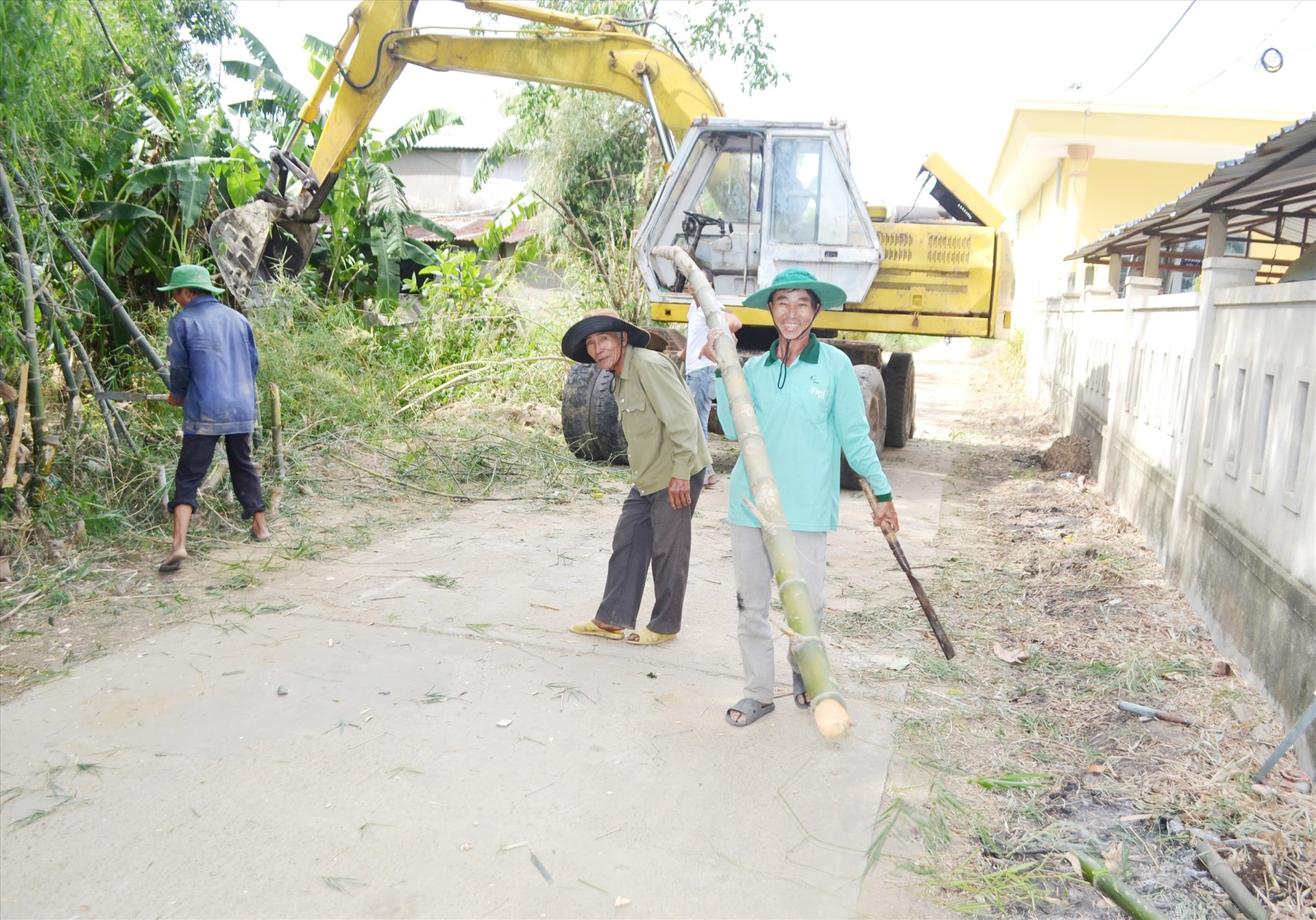 Nhân dân xã Điện Quang tự chặt cây, mở rộng đường giao thông xây dựng “Khu dân cư nông thôn mới kiểu mẫu”. Ảnh: C.T