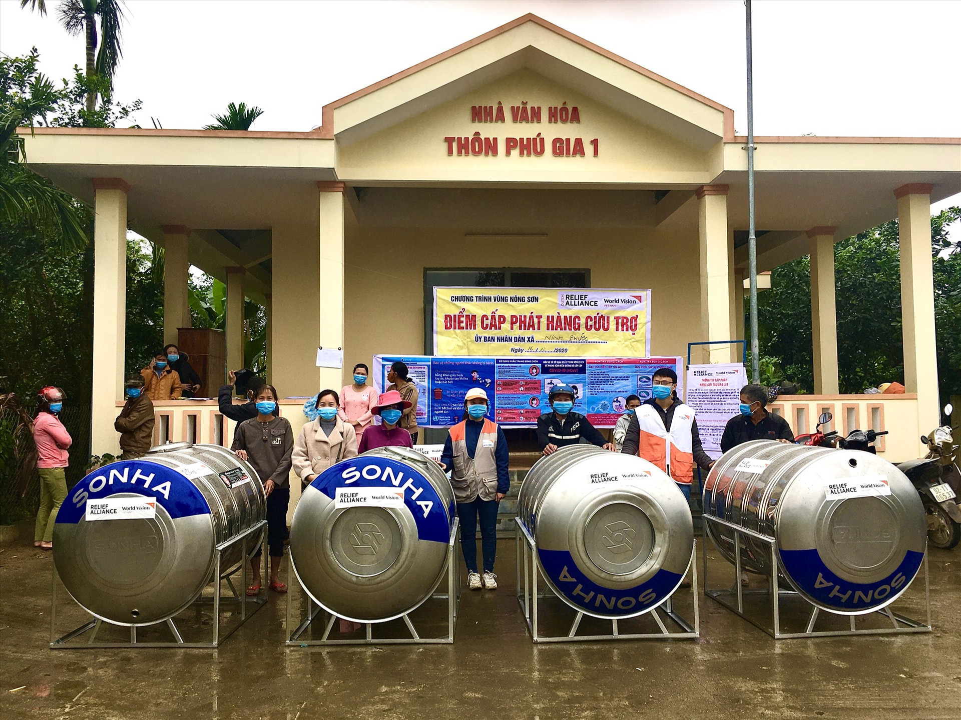 Chương trình Vùng hỗ trợ bồn chứa nước inox cho người dân thôn Phú Gia (xã Ninh Phước, huyện Nông Sơn). Ảnh: LÊ THÔNG