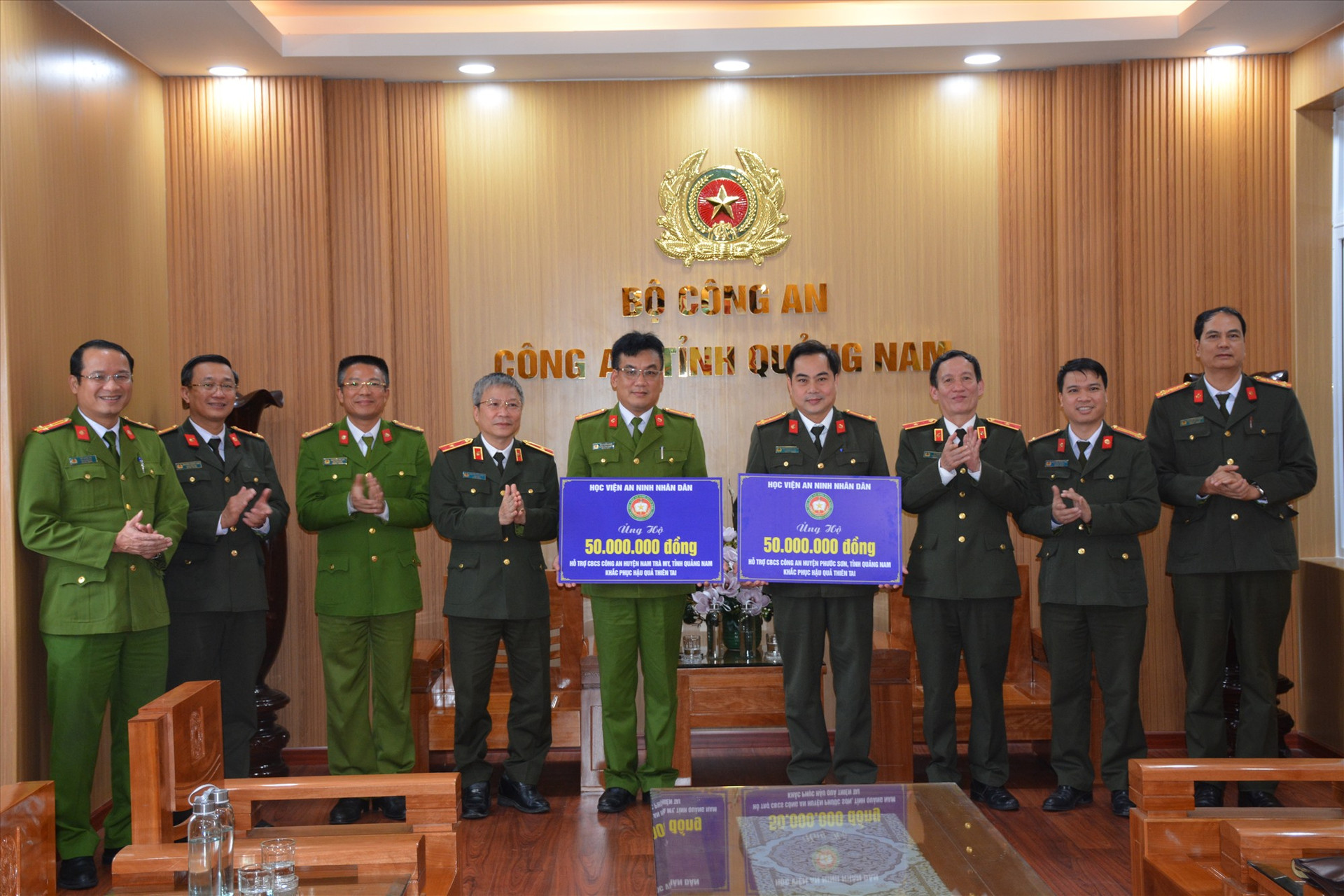 Học viện ANND trao tặng 100 triệu đồng cho Công an 2 huyện Nam Trà My và Phước Sơn khắc phục hậu quả thiên tai, mưa bão. Ảnh: M.T