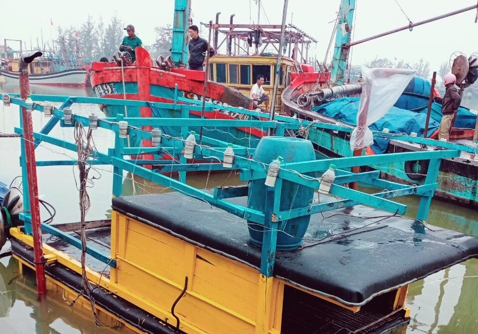 Tàu cá của ngư dân Nguyễn Hồng Qúy bị chìm. Ảnh do Hội LHPN xã Bình Minh cung cấp.