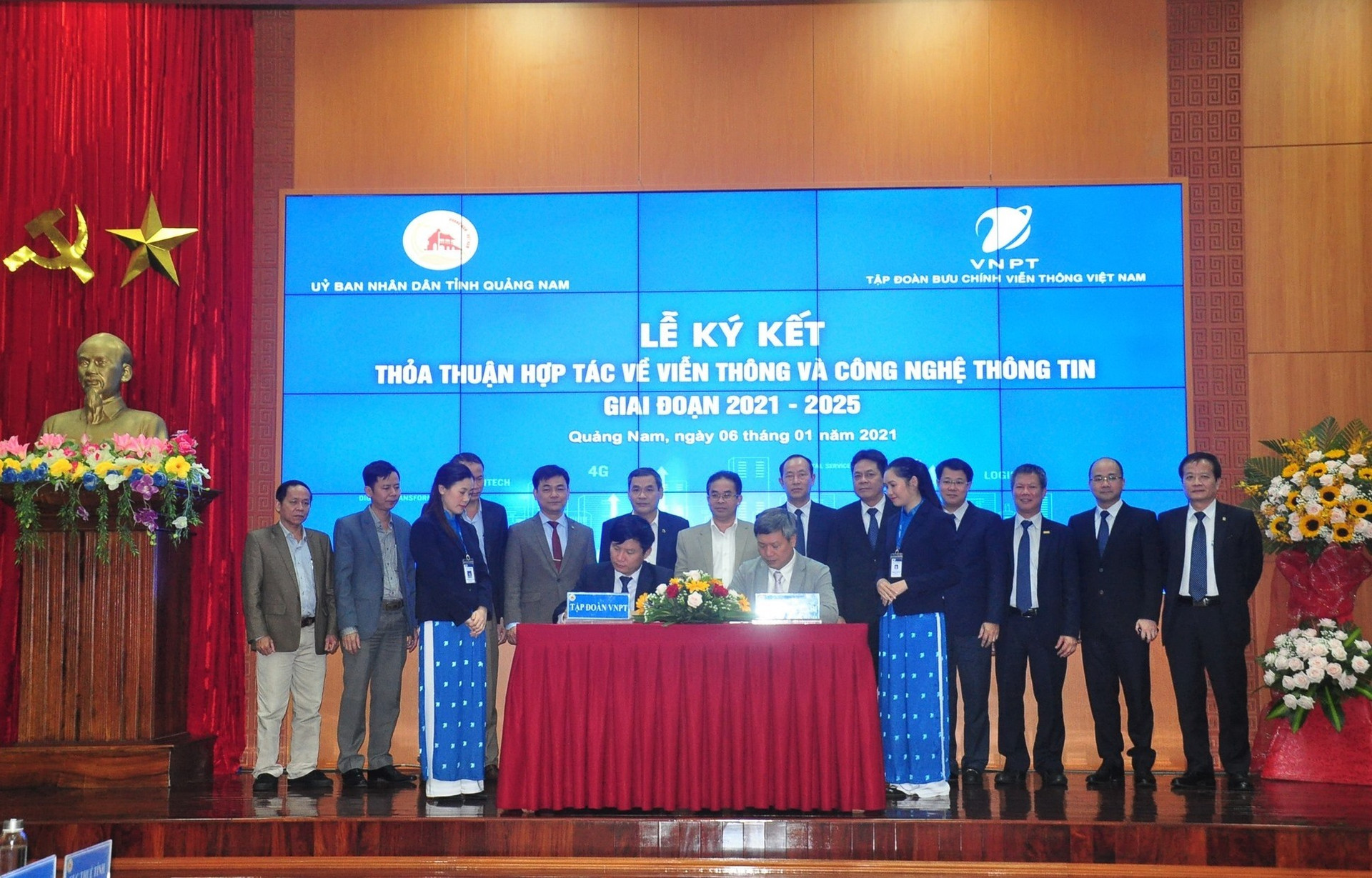 UBND tỉnh và Tập đoàn Bưu chính - Viễn thông Việt Nam (VNPT) tổ chức Lễ ký kết thỏa thuận hợp tác về viễn thông và công nghệ thông tin (VT-CNTT) giai đoạn 2021 - 2025. Ảnh: VINH ANH