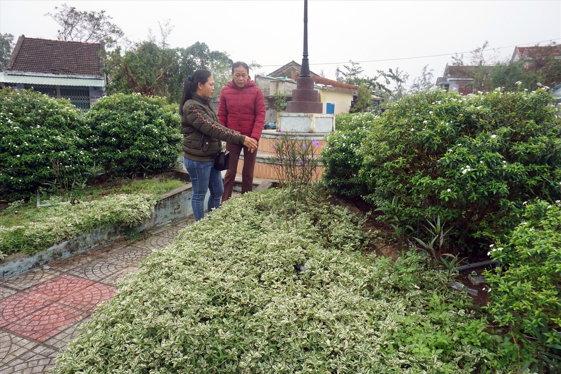 Bùng binh tại thôn Bình Hòa (xã Bình Giang) đã được trồng hoa, xóa bỏ được tụ điểm rác thải không đúng quy định. Ảnh: B.T