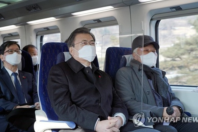 Tổng thống Hàn Quốc Moon Jae-in tham dự buổi chạy thử tàu cao tốc. (Ảnh: Yonhap)