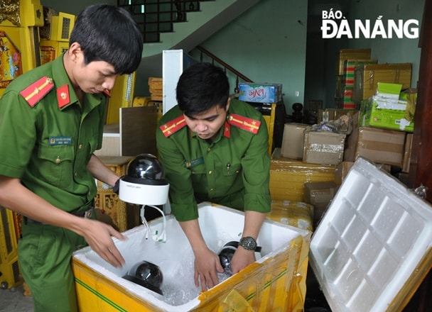 Cán bộ, chiến sĩ Đội Cảnh sát Kinh tế, Công an quận Ngũ Hành Sơn kiểm tra số hàng hóa phục vụ cho sòng bạc không có hóa đơn, chứng từ chứng mình nguồn gốc, xuất xứ. Ảnh: L.HÙNG