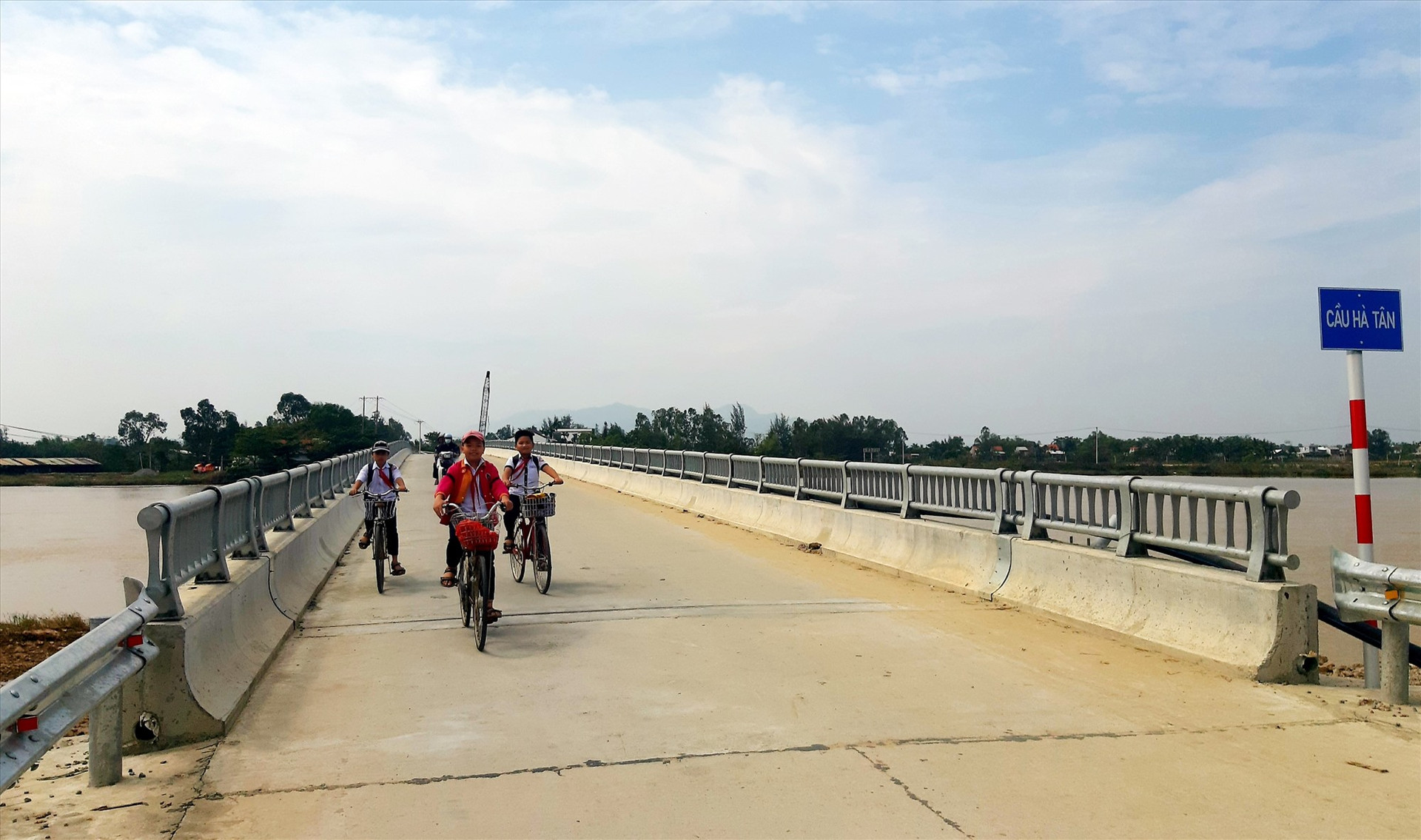 Cầu Hà Tân vừa được đầu tư xây dựng hoàn thành sẽ tạo động lực thúc đẩy kinh tế - xã hội của Duy Vinh phát triển. Ảnh: T.S