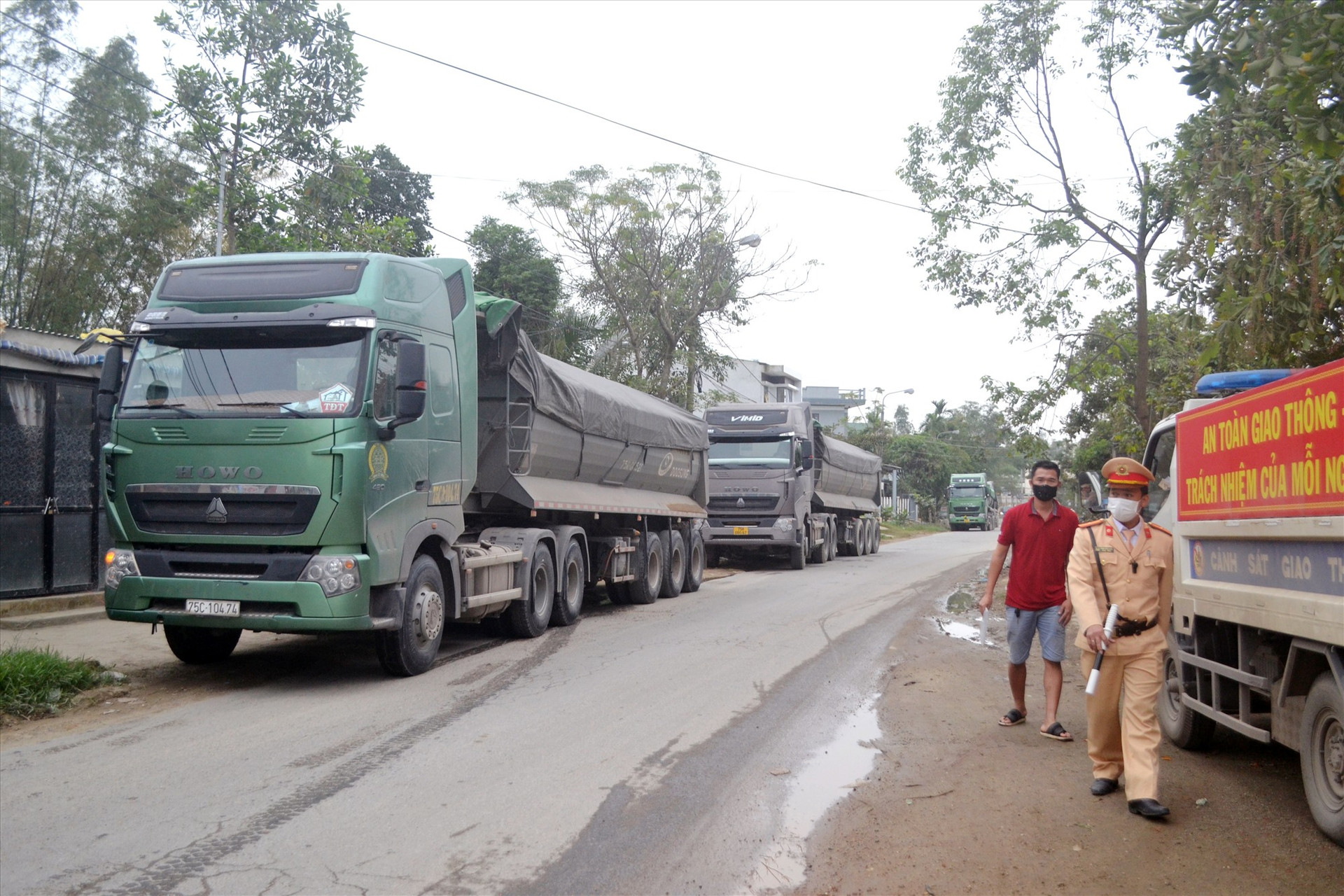 Cảnh sát giao thông Đại Lộc kiểm tra, xử lý xe quá tải chạy vào đường địa phương để tránh trạm cân tải trọng trên quốc lộ 14B. Ảnh: KK