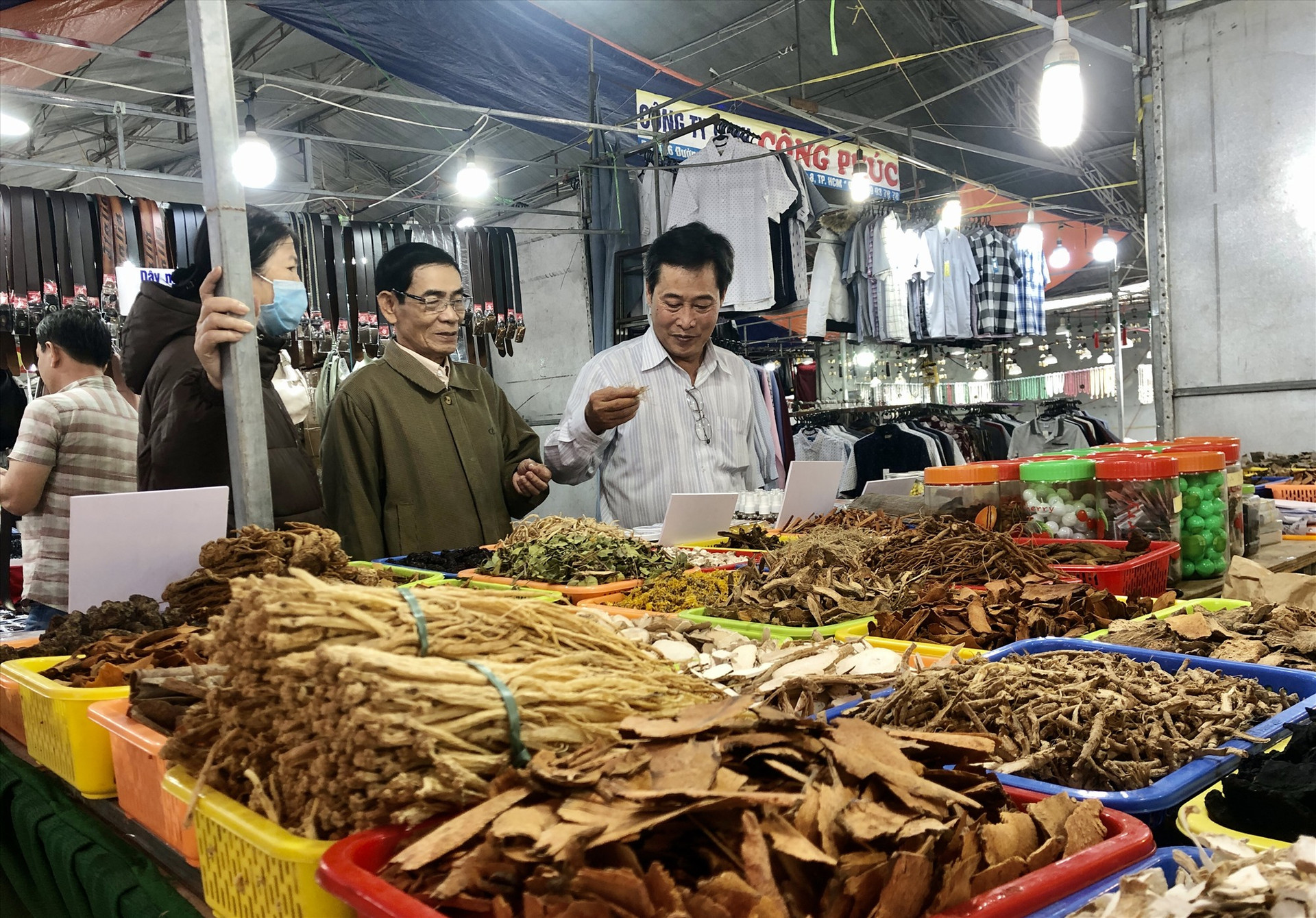 Khách mua sắm tại Hội chợ xuân OCOP Quảng Nam. Ảnh: LÊ QUÂN