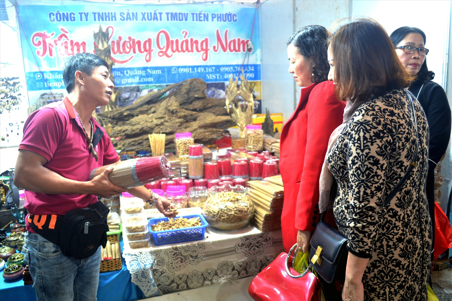 Sản phẩm từ trầm hương Quảng Nam bán tại Hội chợ Xuân - OCOP Quảng Nam năm 2021. Ảnh: VIỆT NGUYỄN
