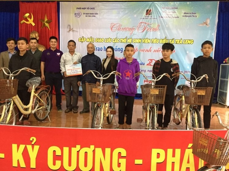 Đoàn thiện nguyện trao xe đạp cho học sinh Trường Phổ thông dân tộc bán trú THCS Trà Leng. Ảnh: H.Quang