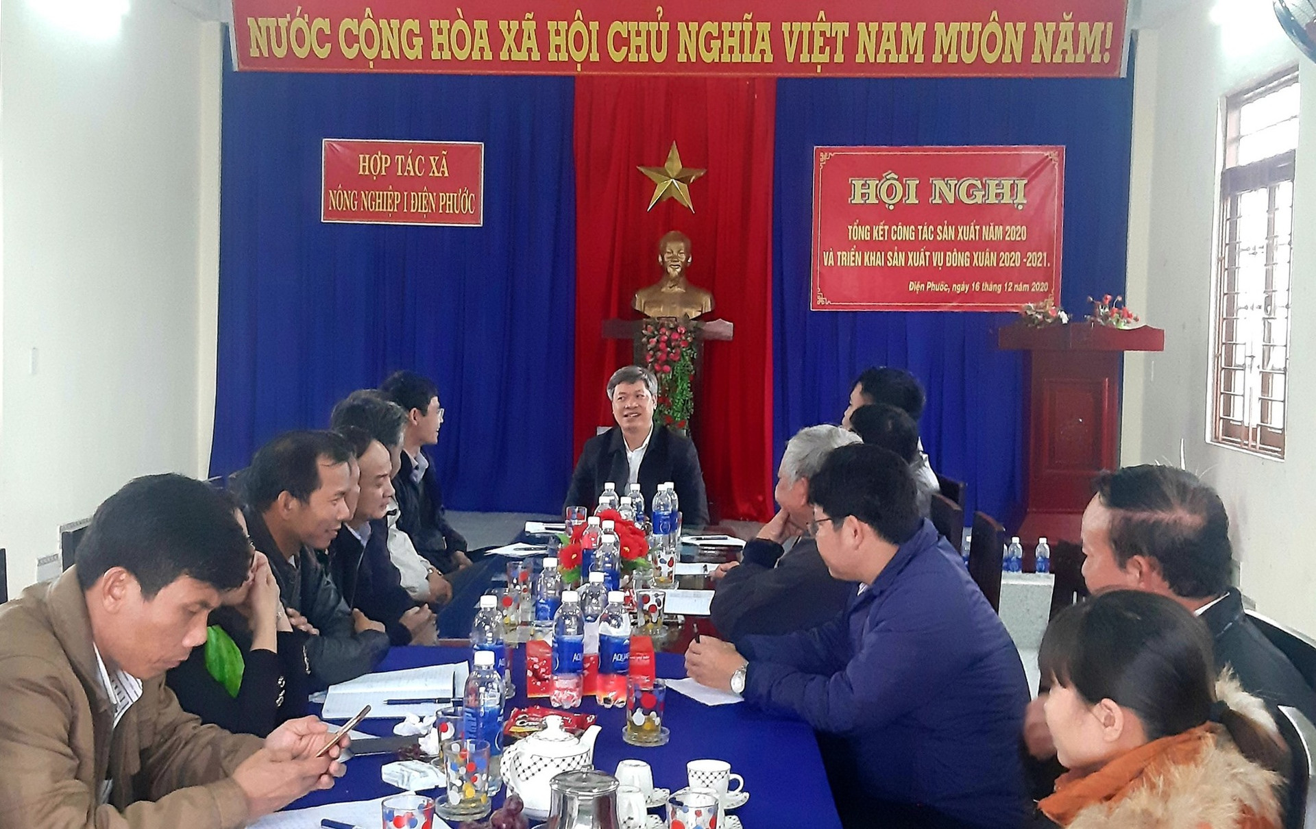 Phó Chủ tịch UBND tỉnh Hồ Quang Bửu cùng đại diện các đơn vị liên quan của tỉnh làm việc với lãnh đạo ngành nông nghiệp Điện Bàn và một số hợp tác xã nông nghiệp chiều 8.1. Ảnh: VĂN SỰ