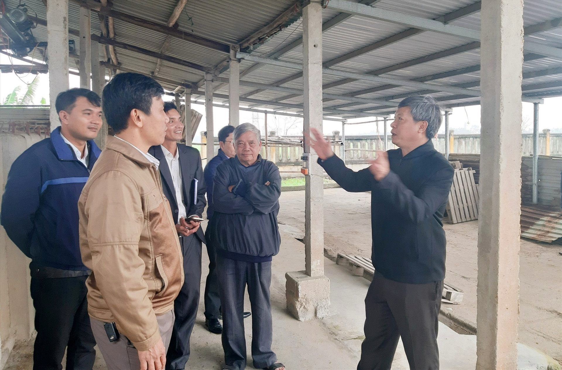 Phó Chủ tịch UBND tỉnh Hồ Quang Bửu kiểm tra cơ sở hạ tầng của Hợp tác xã Nông nghiệp 1 Điện Phước. Ảnh: VĂN SỰ