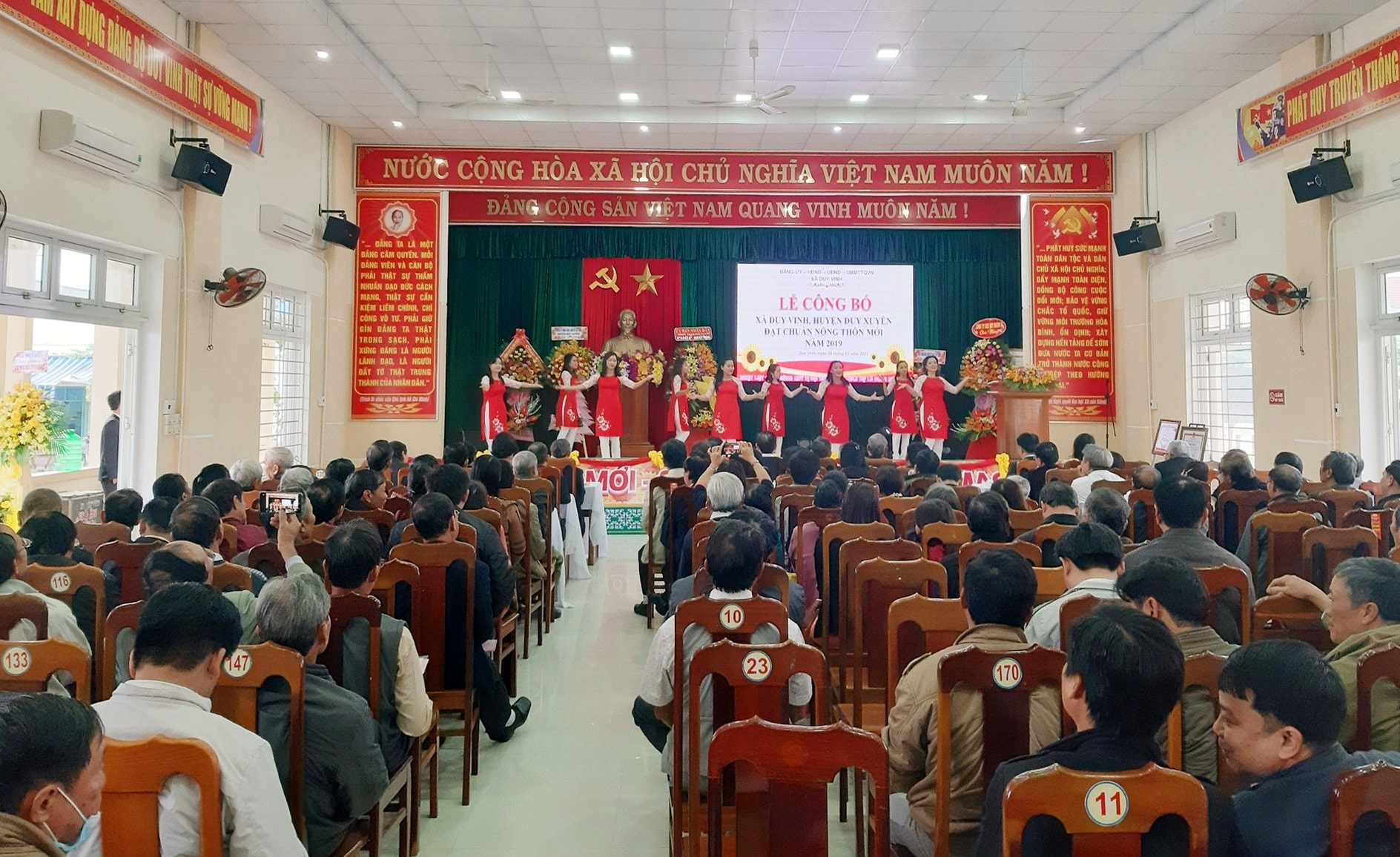 Quang cảnh lễ công bố xã Duy Vinh đạt chuẩn nông thôn mới năm 2019, diễn ra sáng 8.1. Ảnh: T.S