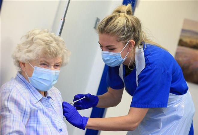 Tiêm vaccine ngừa Covid-19 tại Haxby, Anh. Ảnh: AFP/TTXVN