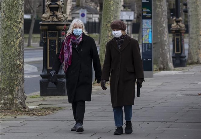 Người dân đeo khẩu trang phòng dịch Covid-19 ở London, Anh ngày 5-1-2021. Ảnh: THX/TTXVN