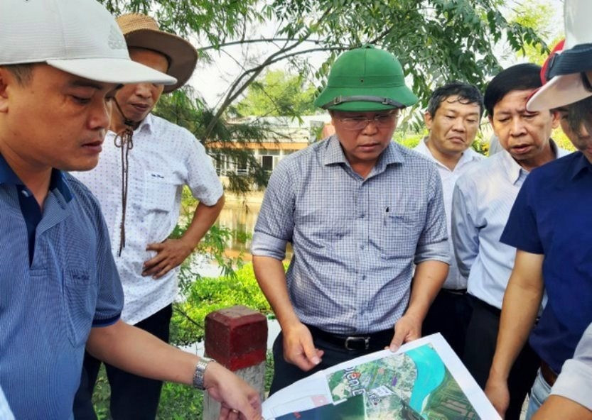 Chủ tịch UBND tỉnh Lê Trí Thanh trong chuyến kiếm tra hiện trạng sông Cổ Cò.Ảnh: H.P