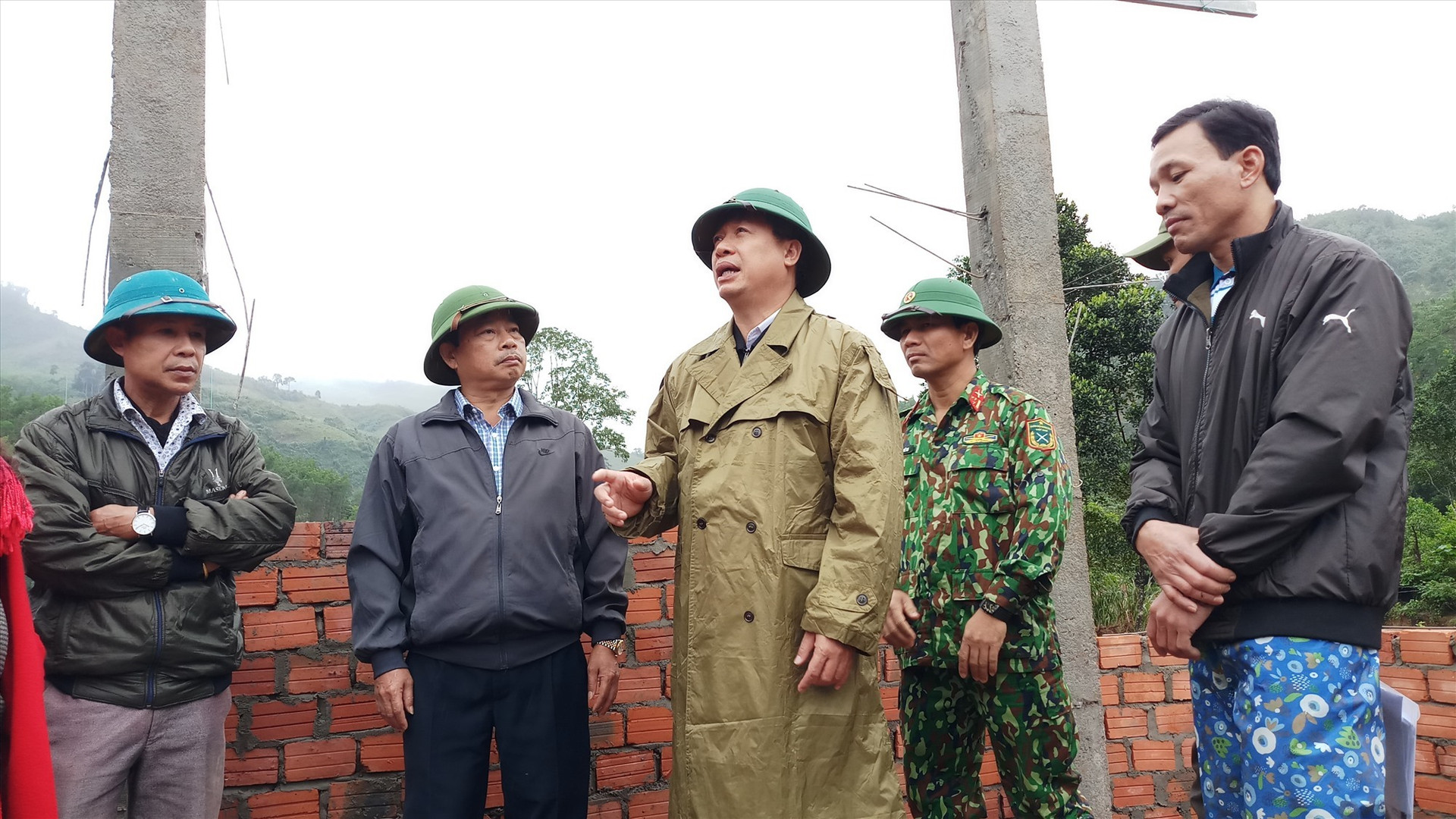 Để dân sớm có nhà mới ổn định đón tết Phó Chủ tịch UBND tỉnh Hồ Quang Bửu đề nghị cần đẩy nhanh tiến độ thi công, đảm bảo các điều kiện an toàn trobg lao động. Ảnh: A.N