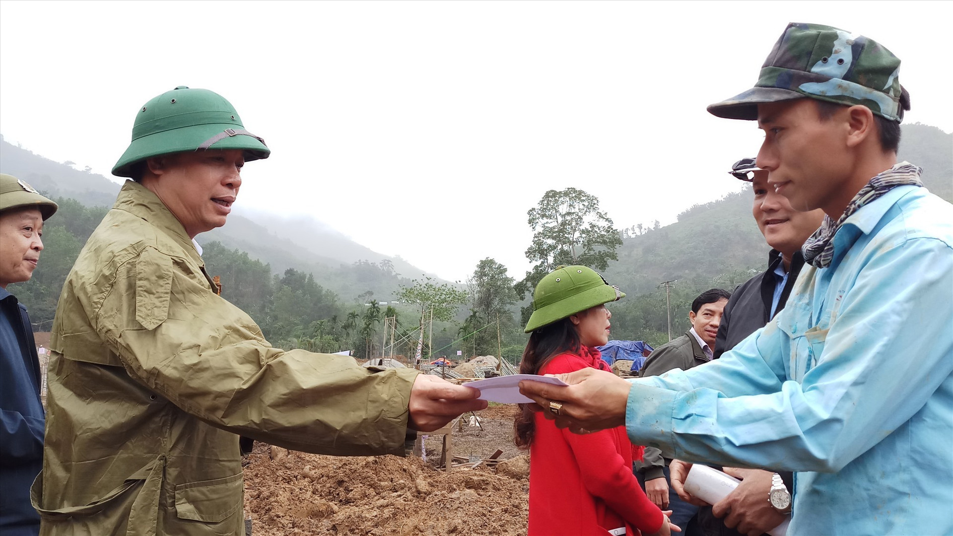 Phó Chủ tịch UBND tỉnh Hòi Quang Bửu trao quà động viên công nhân trực tiếp thi công công trình. Ảnh: A.N
