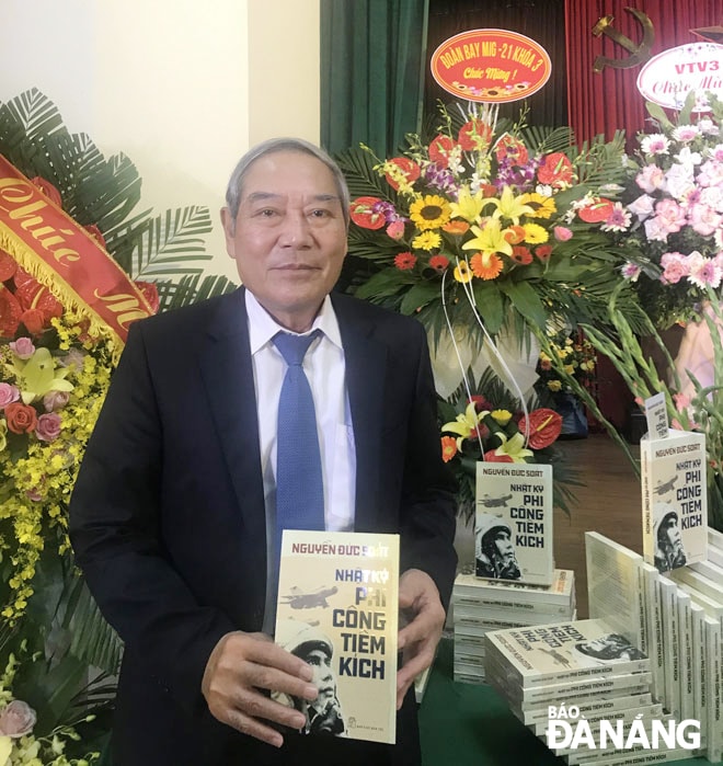 Trung tướng, Anh hùng LLVTND  Nguyễn Đức Soát và cuốn Nhật ký phi công tiêm kích. Ảnh: H.T.P