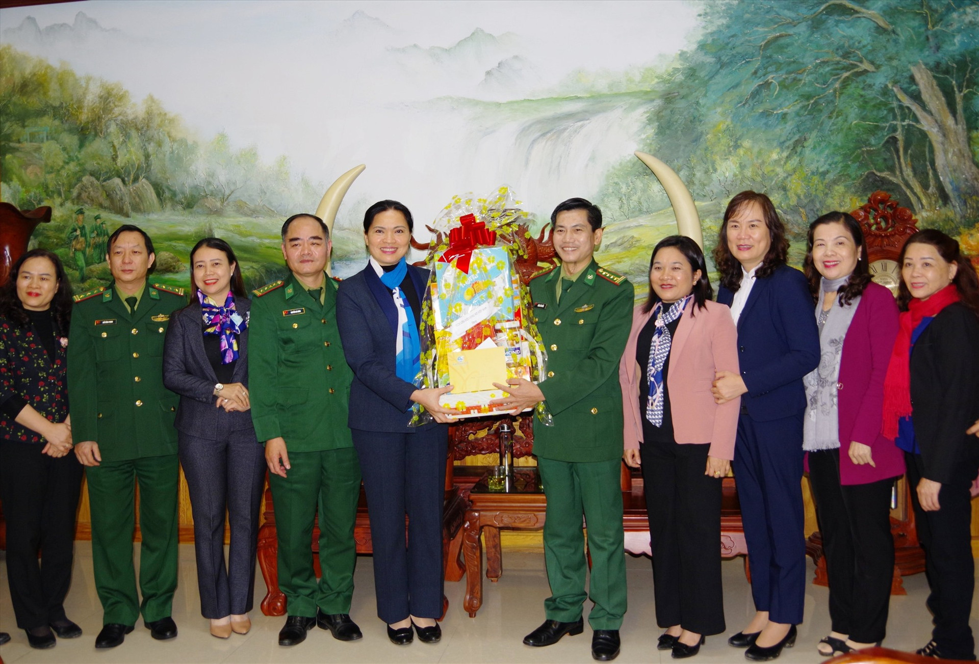 Đoàn công tác TƯ Hội LHPN Việt Nam tặng quà chúc Tết Bộ đội Biên phòng tỉnh.