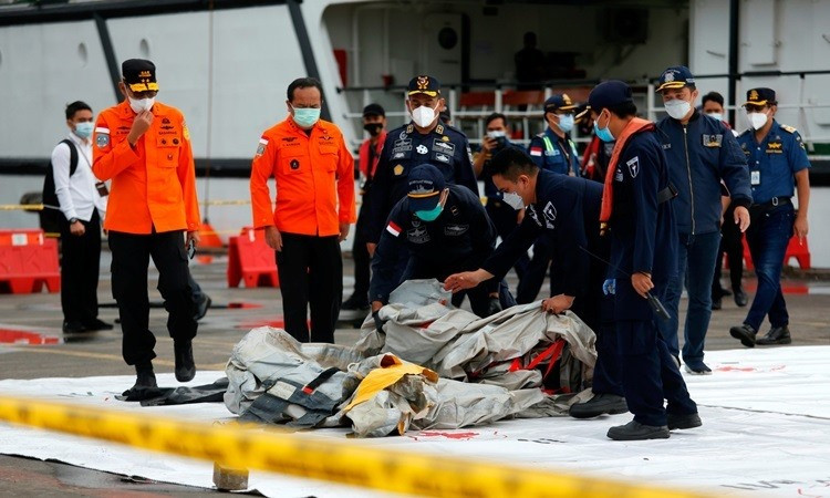 Lực lượng cứu hộ Indonesia cạnh các vật thể được cho là thuộc về máy bay của Sriwijaya Air tại Jakarta hôm nay. Ảnh: Reuters.