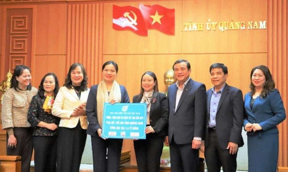 Chủ tịch Hội LHPN Việt Nam - Hà Thị Nga trao biển tượng trưng 1,4 tỷ đồng cho Hội LHPN tỉnh Quảng Nam. Ảnh: H.LIÊN