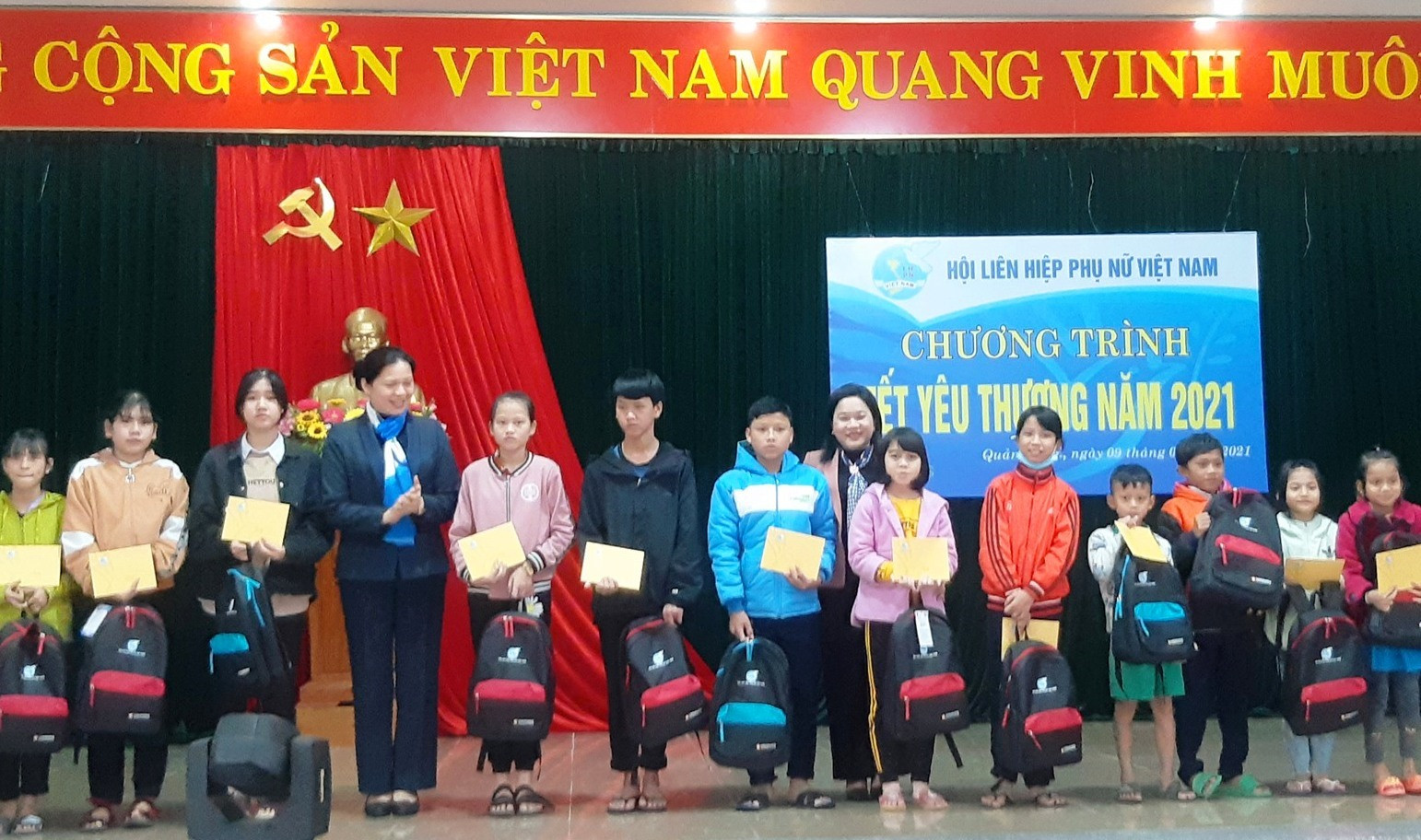 Bà Hà Thị Nga trao học bổng cho trẻ em trong chương trình “Tết yêu thương“. Ảnh: HOÀNG LIÊN