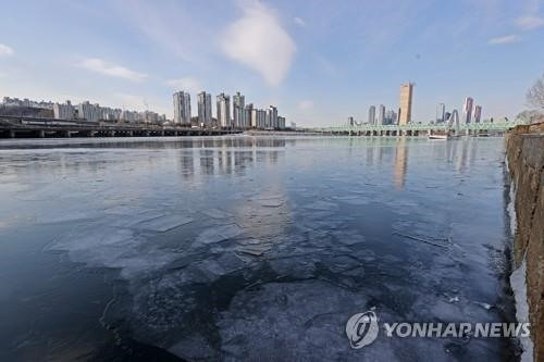 Băng xuất hiện trên sông Hàn đoạn chảy qua thủ đô Seoul của Hàn Quốc trong đợt lạnh lần này. Ảnh: Yonghapnews