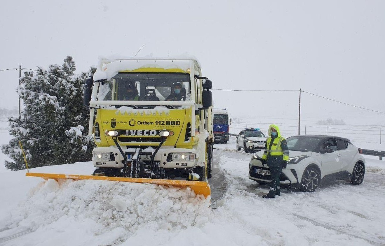 Dọn tuyết thông đường tại Tây Ban Nha. Ảnh:EP