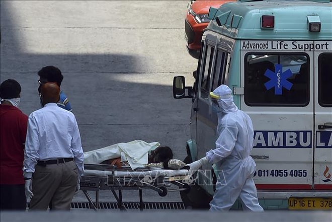 Nhân viên y tế chuyển bệnh nhân nhiễm Covid-19 tới bệnh viện ở New Delhi, Ấn Độ. Ảnh: AFP/TTXVN