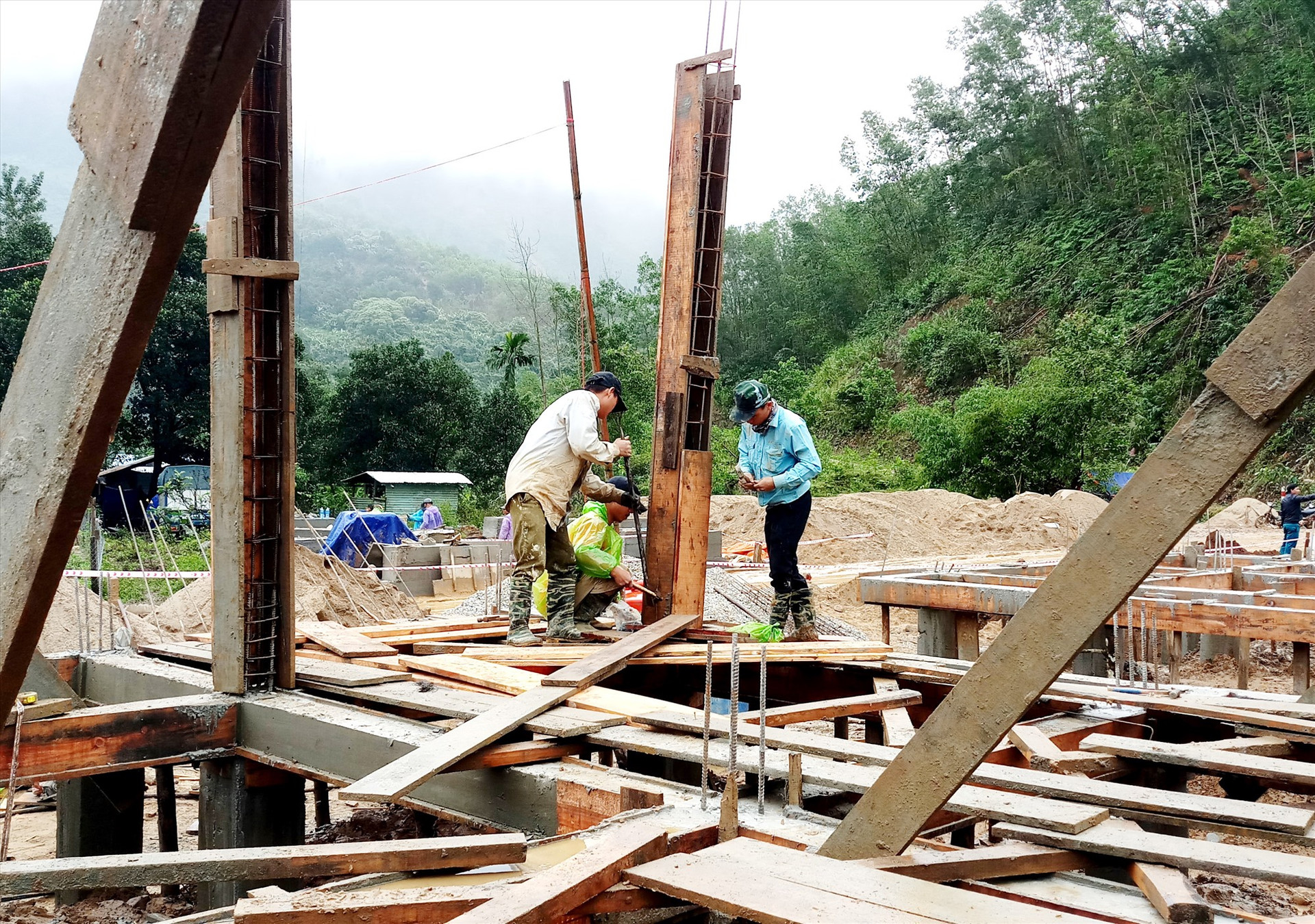 Công trường khu tái định cư Trà Leng trở nên nhộn nhịp với hoạt động xây dựng nhà ở mới cho người dân. Ảnh: ALĂNG NGƯỚC