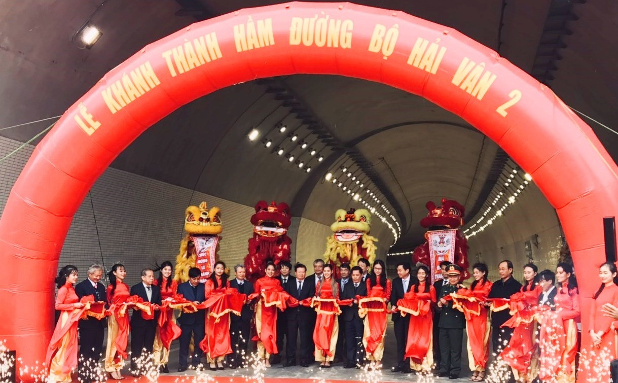 Phó Thủ tướng Trịnh Đình Dũng và các đại biểu cắt băng khánh thành hầm đường bộ Hải vân 2 sáng ngày 11.1.2021. Ảnh NĐ