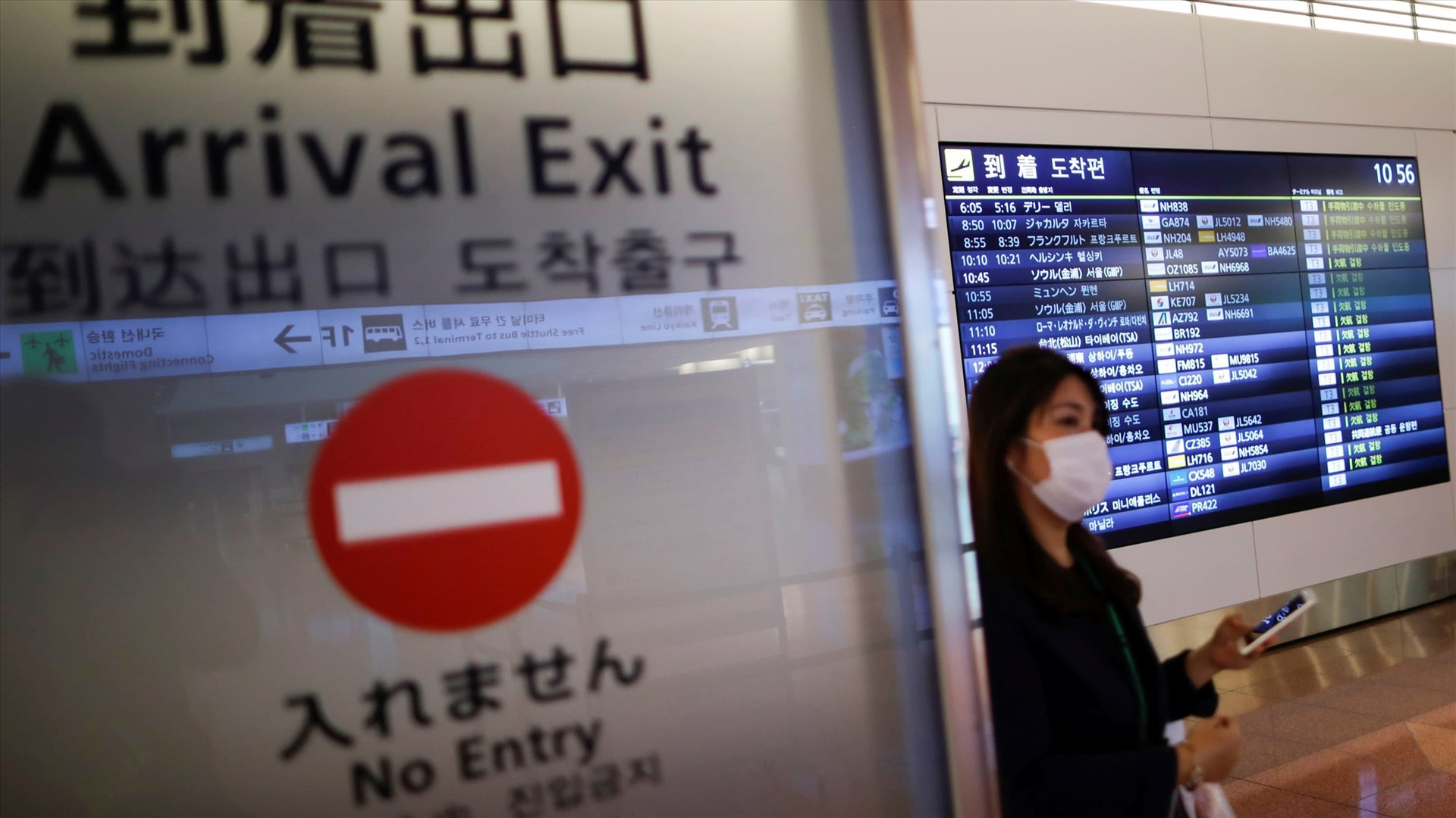 Một cổng đến tại sân bay Haneda (Tokyo), nơi phát hiện chủng biến thể mới nhất của corona trong 4 hành khách đến từ Brazil. Ảnh: Reuters