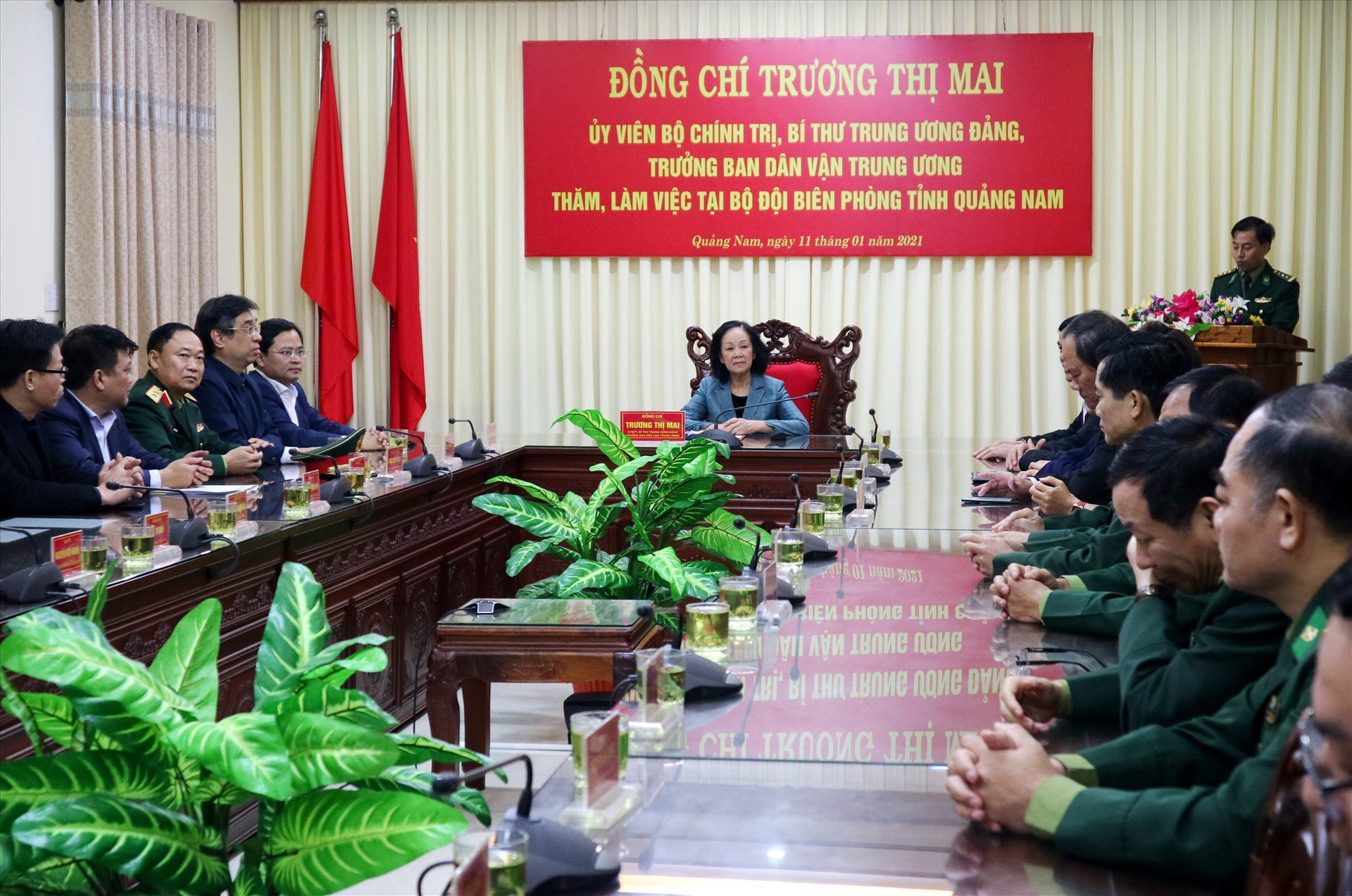 Đoàn công tác của Ban Dân vận Trung ương do đồng chí Trương Thị Mai đến thăm lực lượng quân đội tham gia cứu hộ thiên tai tại tỉnh Quảng Nam vào chiều nay 11.1. Ảnh: A.N