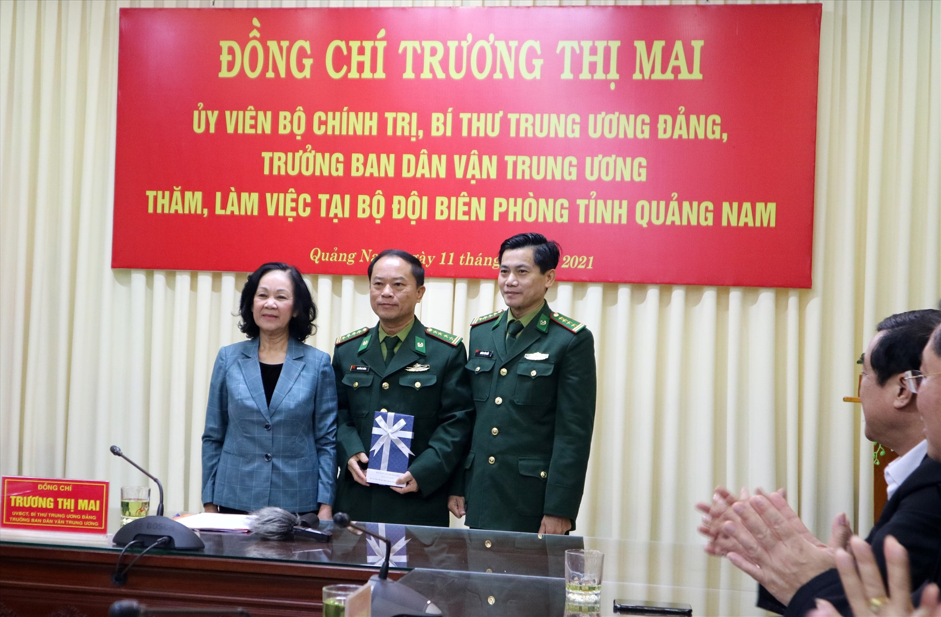 Đồng chí Trương Thị Mai trao quà động viên các chiến sĩ BĐBP tỉnh. Ảnh: A.N