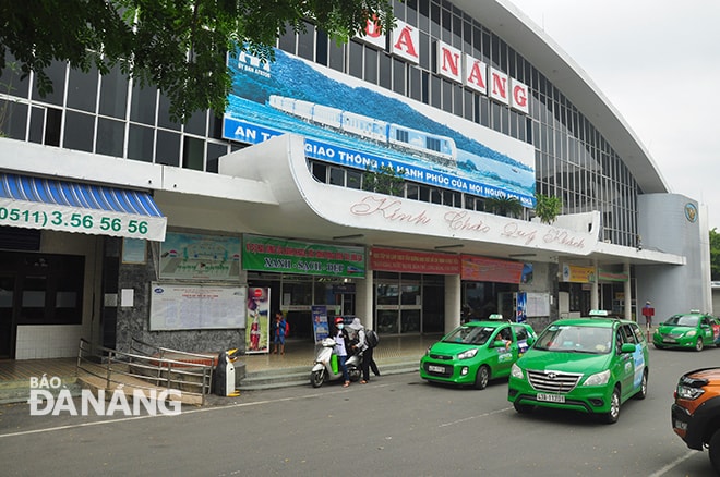 Hành khách dến Đà Nẵng bằng đường sắt. Ảnh: PHƯƠNG UYÊN