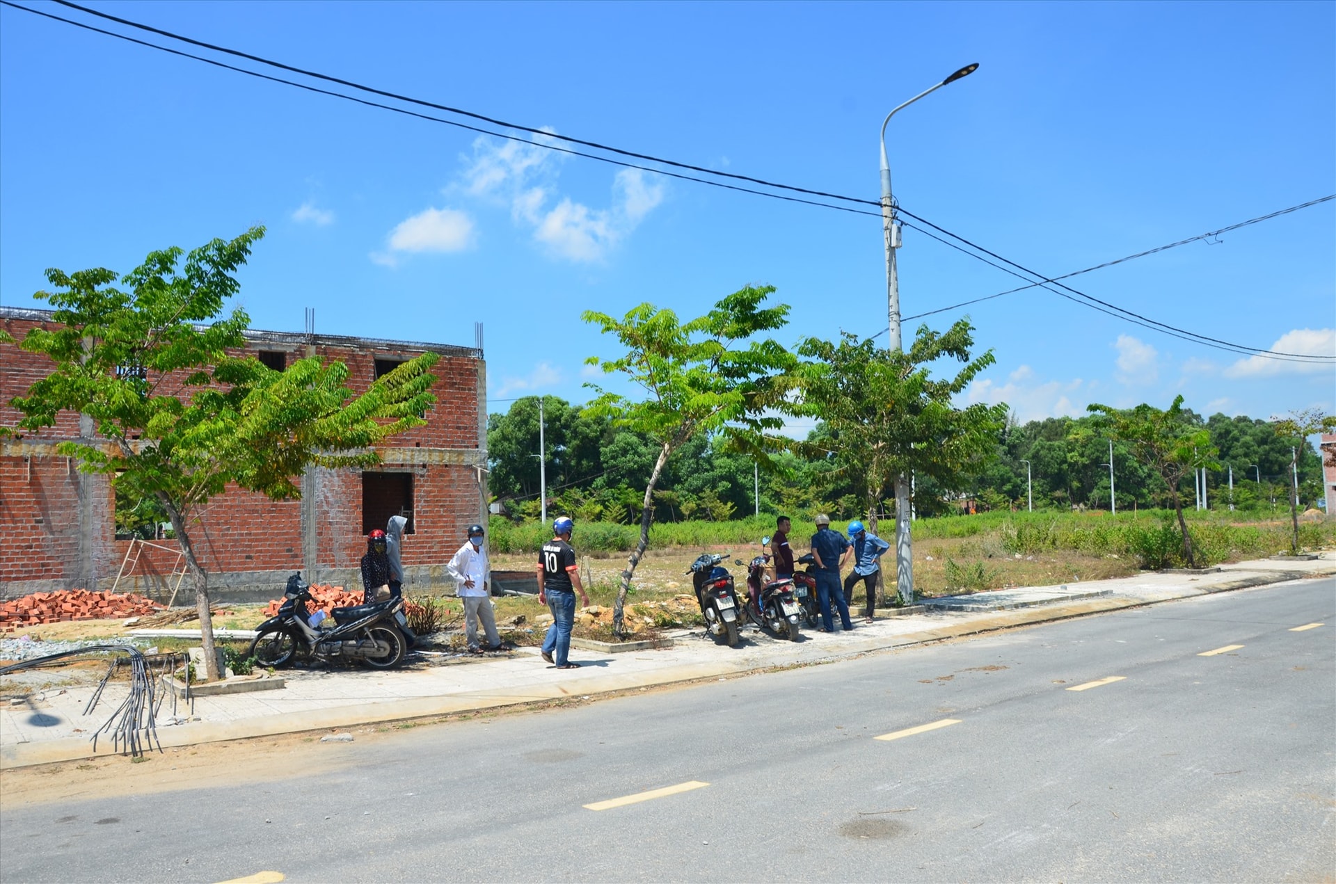 Nguồn thu tiền sử dụng đất của tỉnh thấp so với các tỉnh thành lân cận. TRONG ẢNH: Khu dân cư khai thác quỹ đất ở thị trấn Núi Thành. Ảnh: H.P