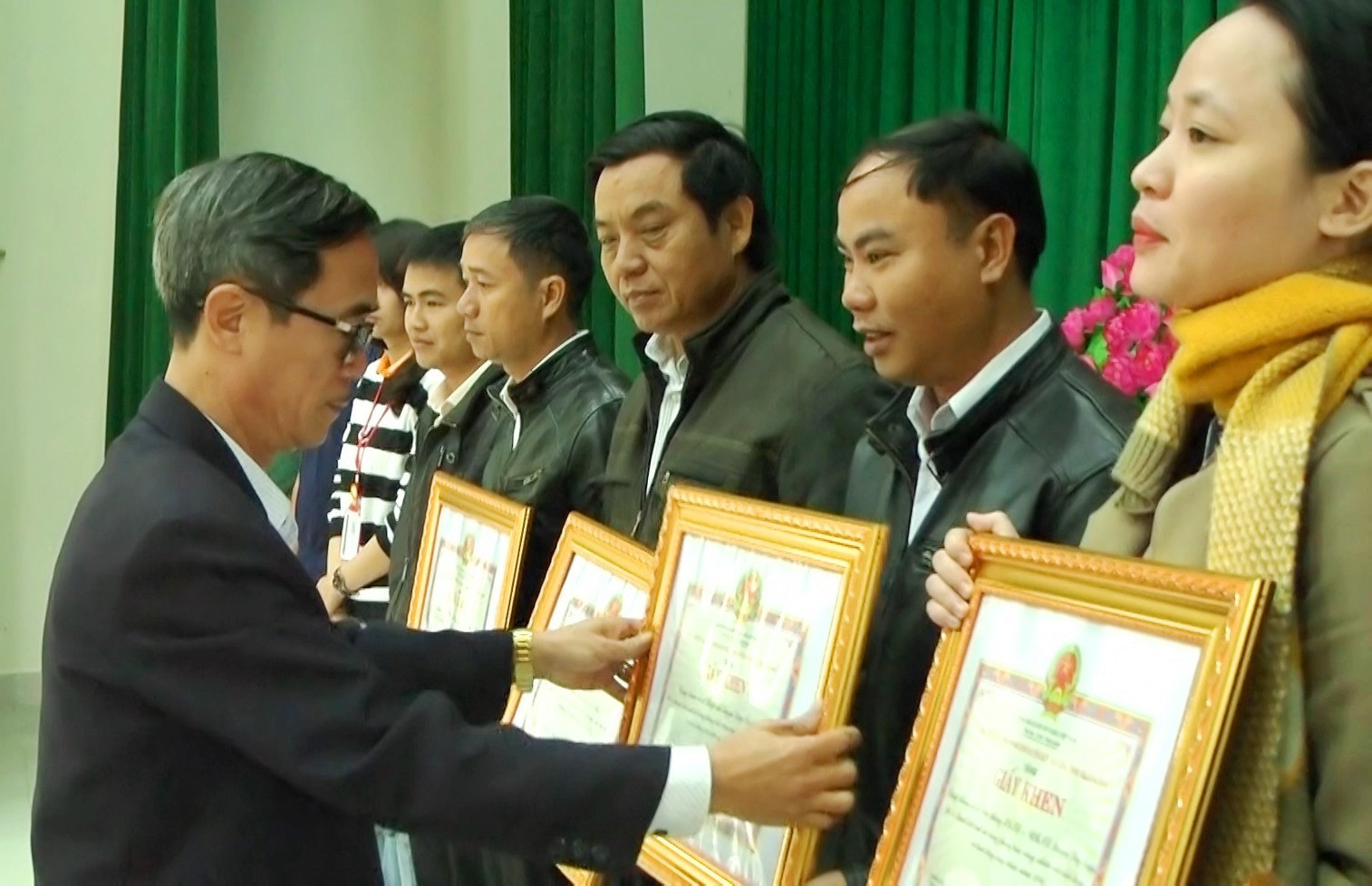 Khen thưởng các tập thể, cá nhân có thành tích xuất sắc trong hoạt động công đoàn năm 2020 ở huyện Duy Xuyên. Ảnh: T.L