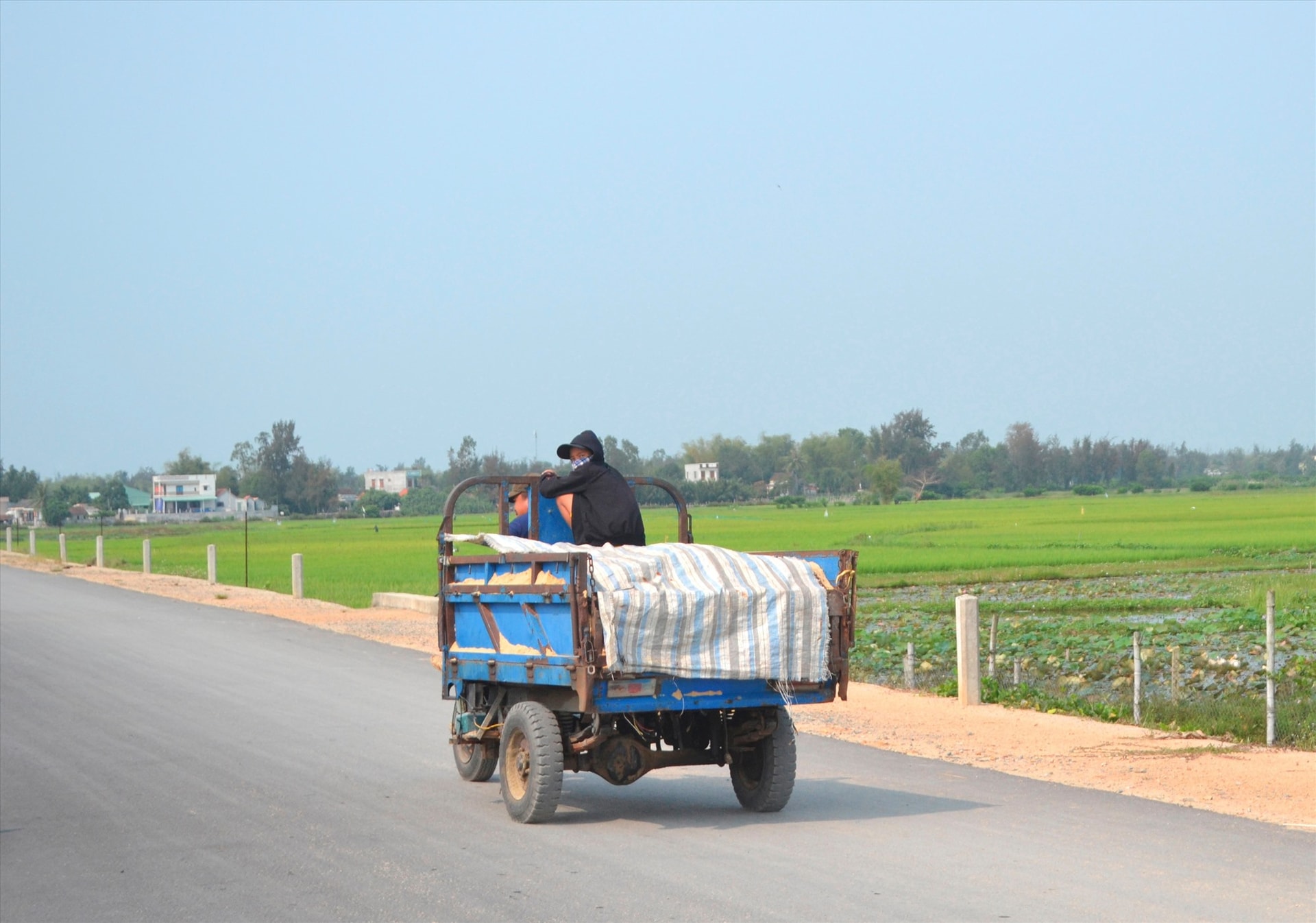 Các ngành liên quan đang lúng túng trong việc quản lý, xử lý xe mô tô 3 bánh. Ảnh: C.T