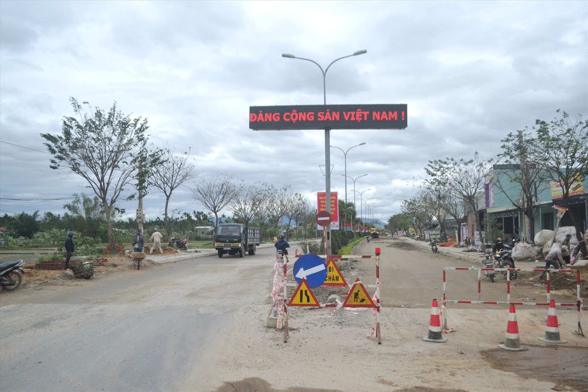 Vị trí sửa chữa là đoạn đường đôi, giáp ranh giữa thị xã Điện Bàn lên địa phận thị trấn Ái Nghĩa của huyện Đại Lộc. Ảnh: CT