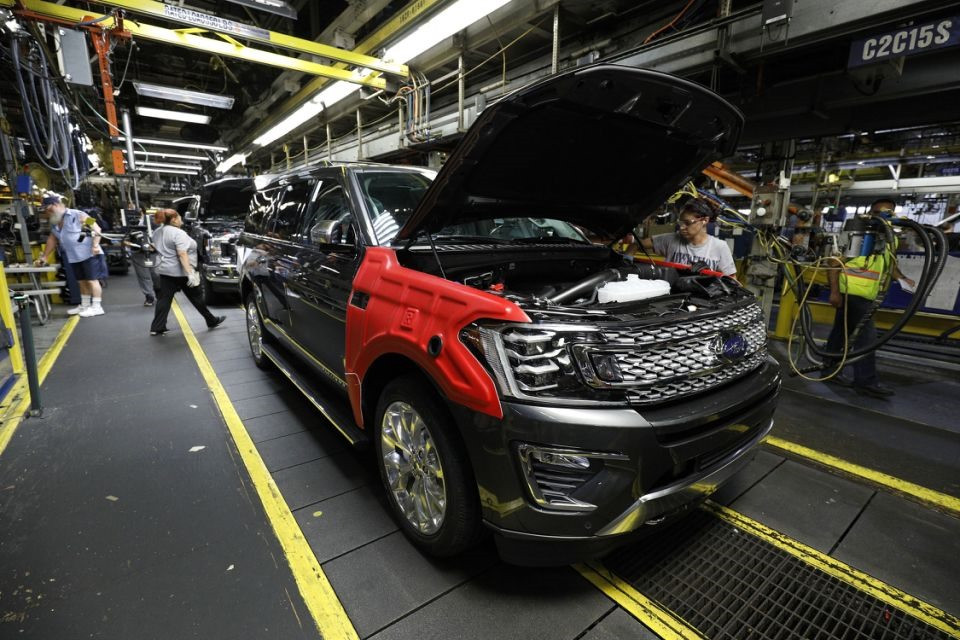 Ford, Honda, Toyota và hàng loạt hãng ô tô khác đã phải cắt giảm sản xuất vì thiếu chip bán dẫn.