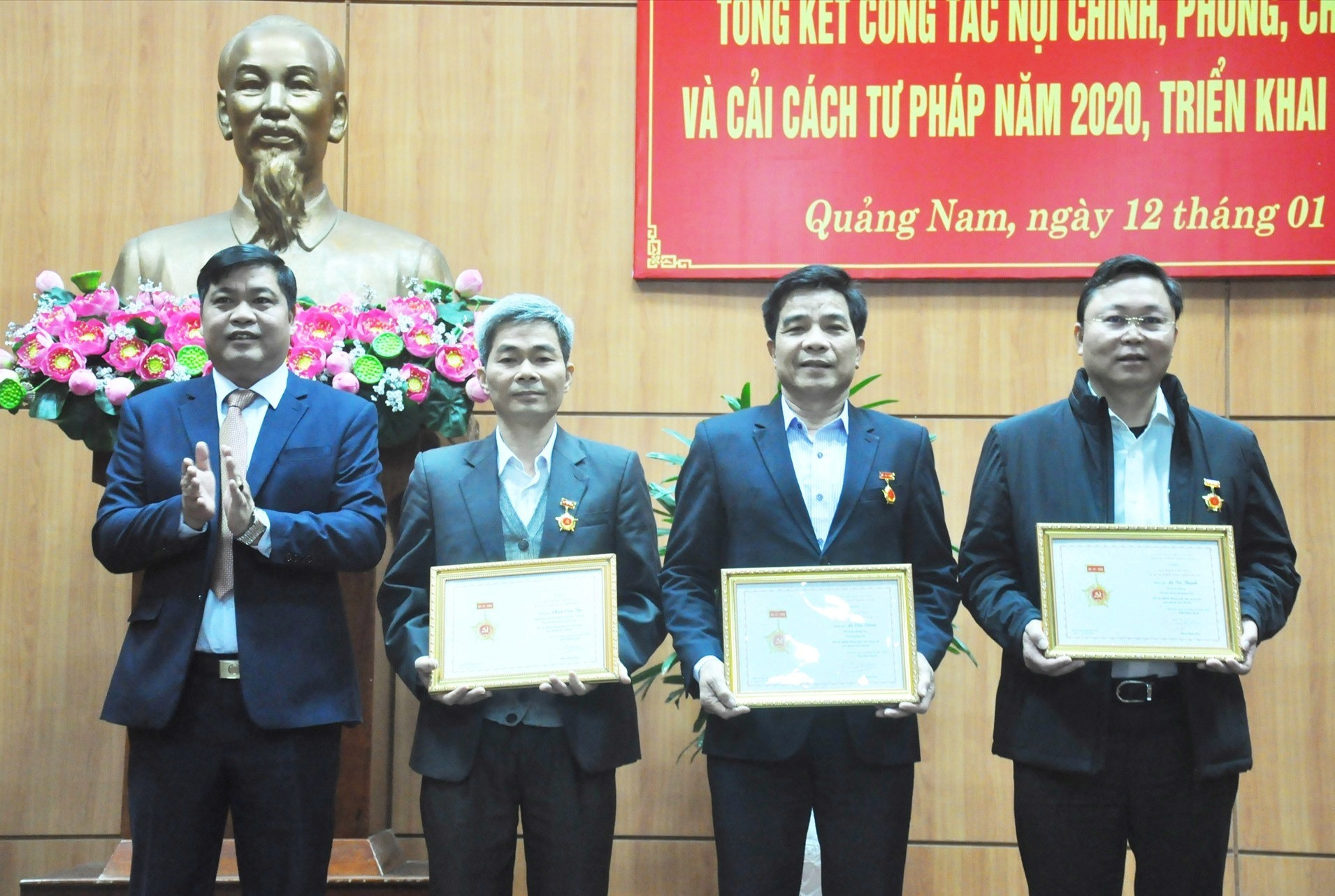 Trưởng ban Nội chính Tỉnh ủy Nguyễn Mạnh Hà trao tặng Kỷ niệm chương vì sự nghiệp Nội chính của Ban Nội chính Trung ương 3 đồng chí. Ảnh: N.Đ
