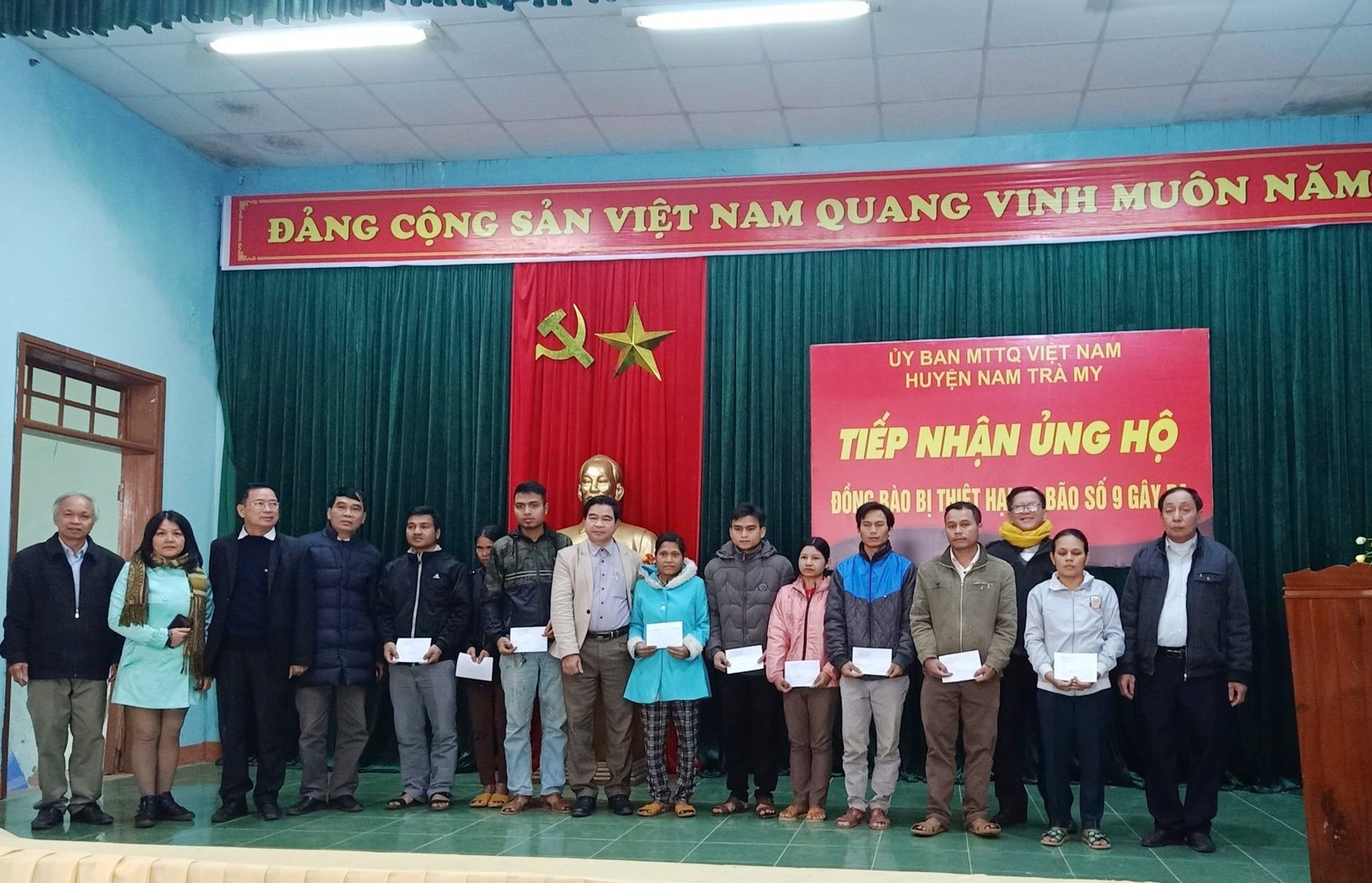 Hội Văn học - nghệ thuật Quảng Nam trao tiền hỗ trợ người dân Nam Trà My. Ảnh: HỒNG DƯƠNG