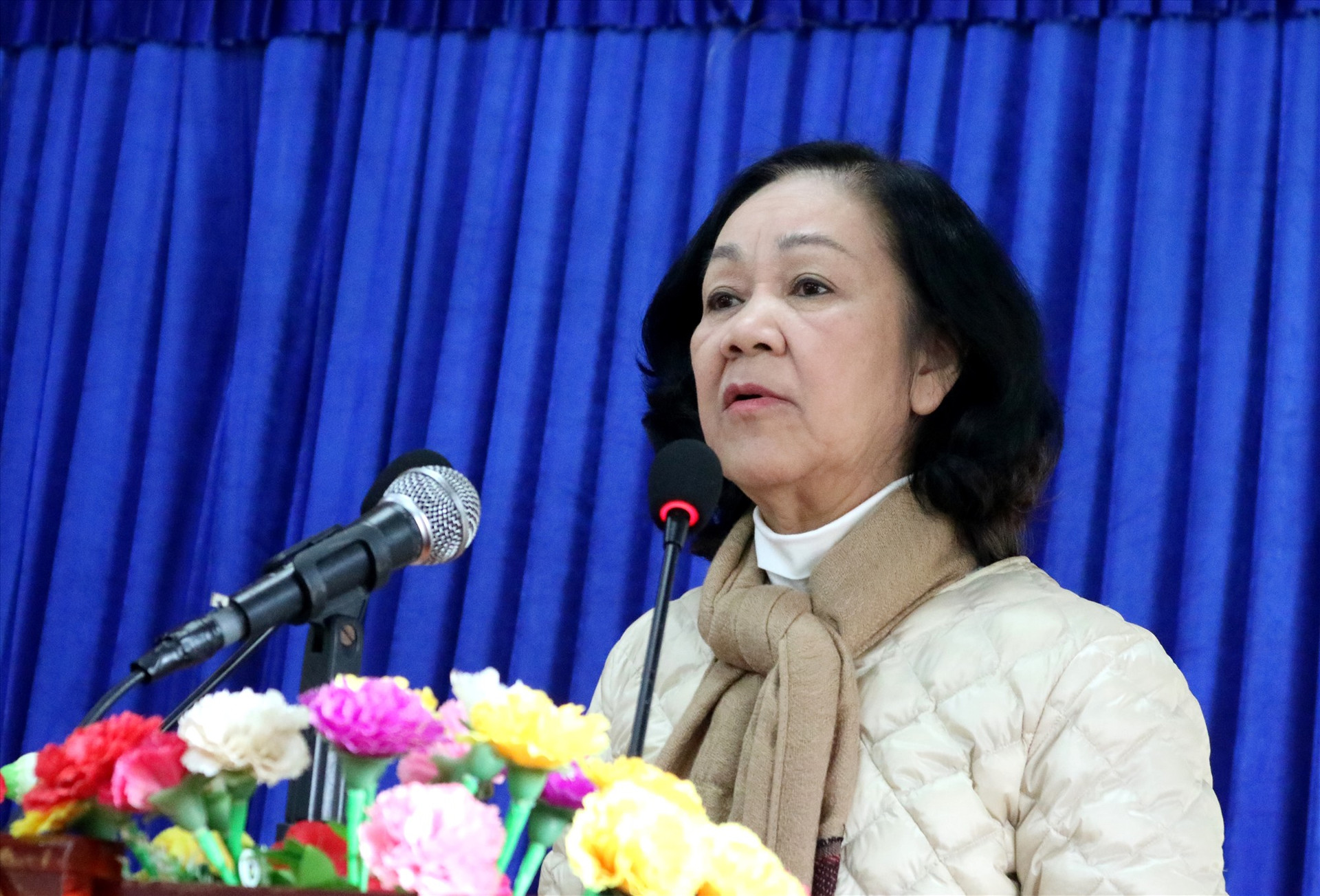 Trưởng ban Dân vận Trung ương Trương Thị Mai phát biểu chia sẻ với những khó khăn của đồng bào Trà Leng. Ảnh: A.N