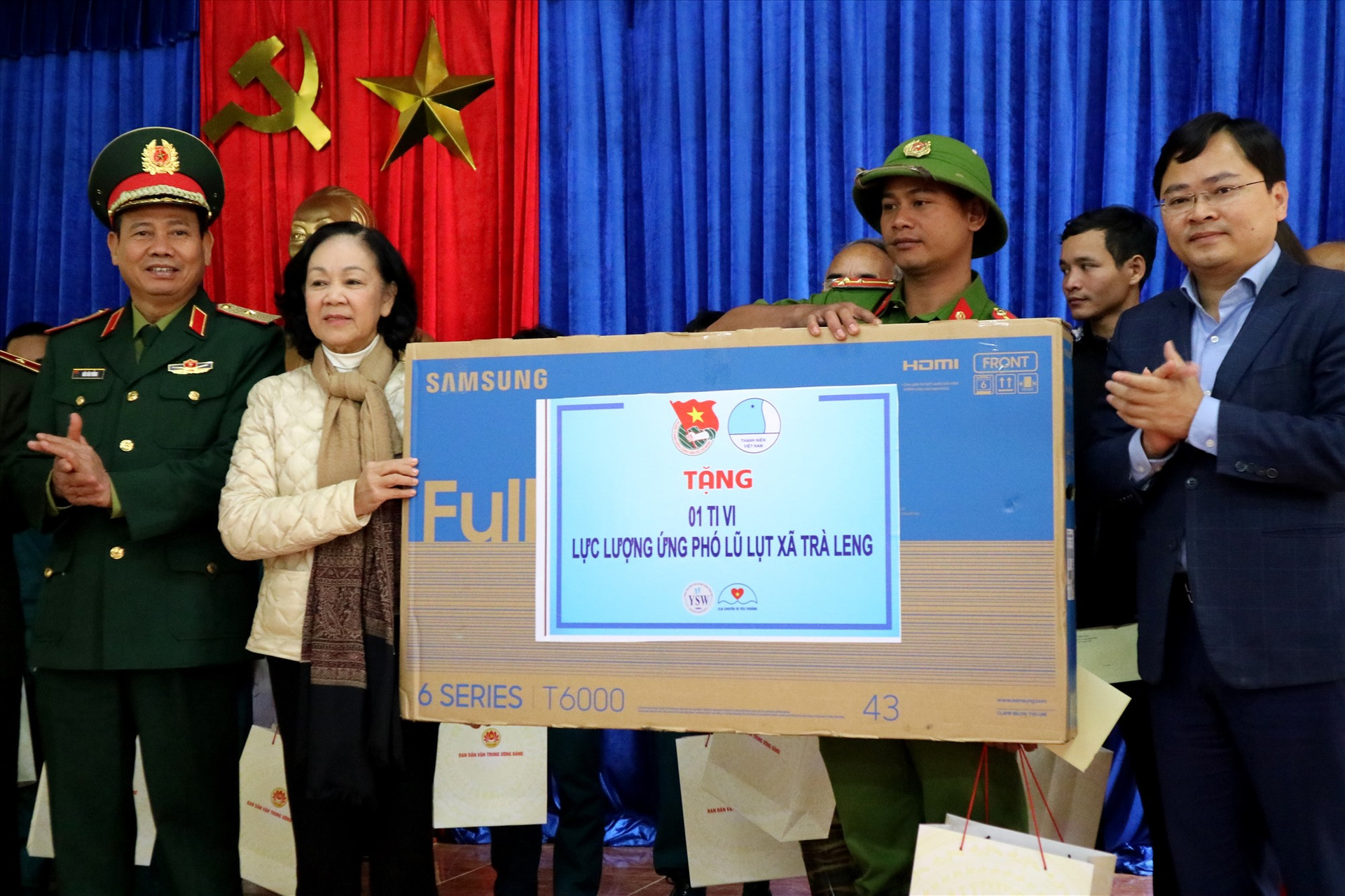 Đoàn công tác tặng các phần quà hỗ trợ người dân, chính quyền xã Trà Leng. Ảnh: A.N