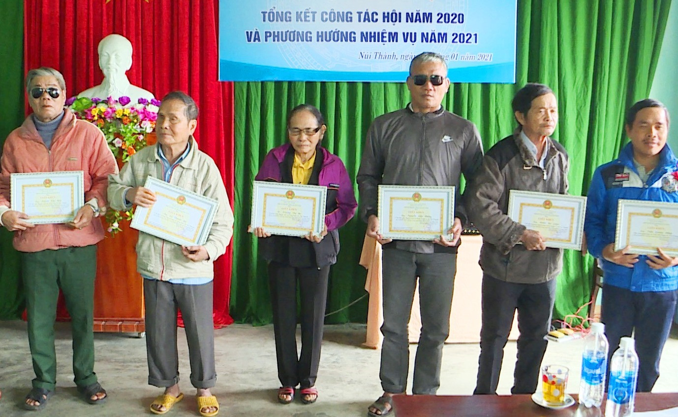 Tại hội nghị, Hội người mù tỉnh tặng giấy khen cho 2 tập thể, 8 cá nhân và UBND huyện Núi Thành tặng giấy khen cho 3 tập thể, 3 cá nhân có thành tích xuất sắc trong năm 2020.