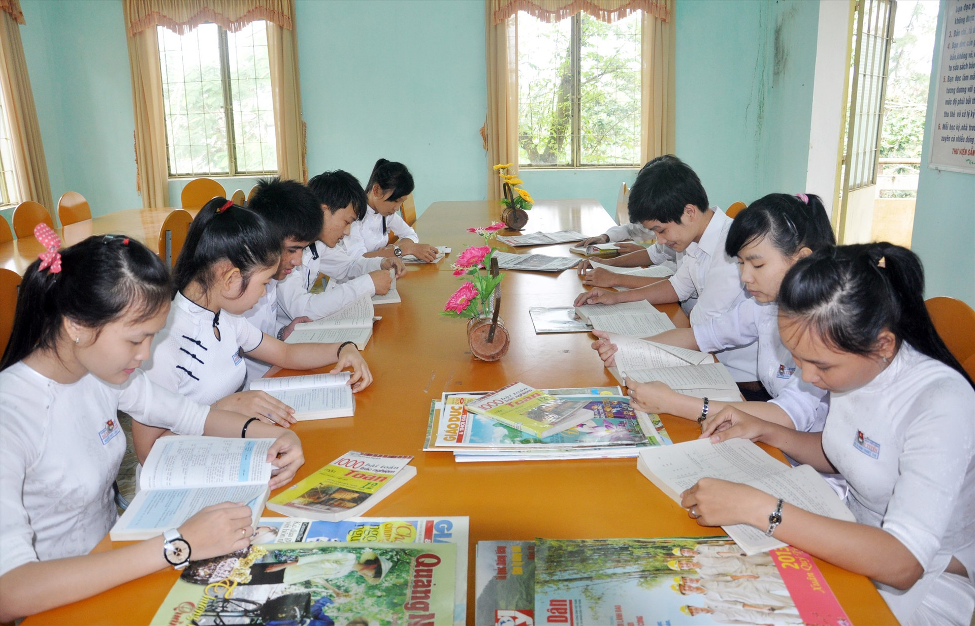 Học sinh Trường THPT Đỗ Đăng Tuyển (Đại Lộc) đọc sách báo tại thư viện trường. Ảnh: X.P