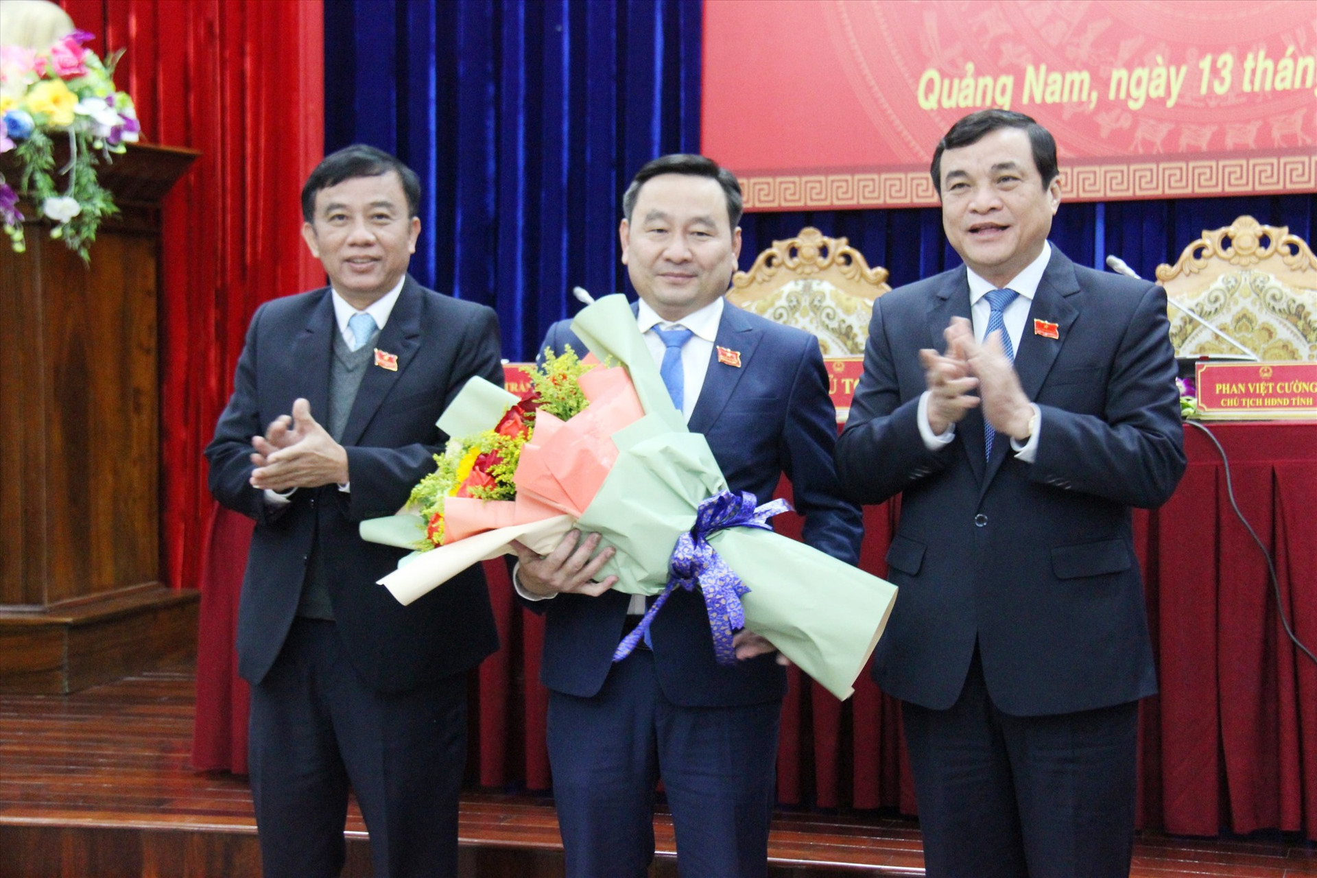 Các đồng chí lãnh đạo tỉnh tặng hoa chúc mừng ông Nguyễn Công Thanh được bầu vào chức danh Phó Chủ tịch HĐND tỉnh (khóa IX). Ảnh: N.Đ