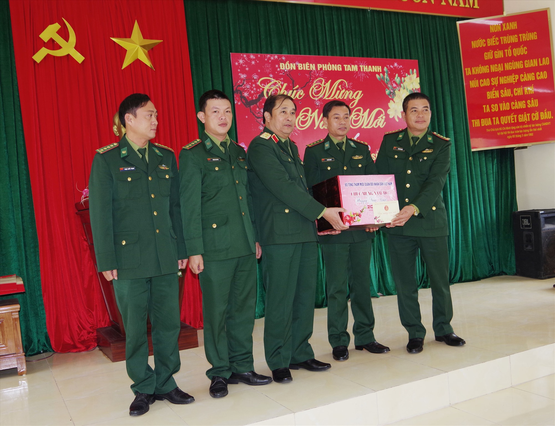 Phó Tổng Tham mưu trưởng QĐND Việt Nam tặng quà tết cán bộ, chiến sĩ Đồn Biên phòng Tam Thanh. Ảnh: HỒNG ANH